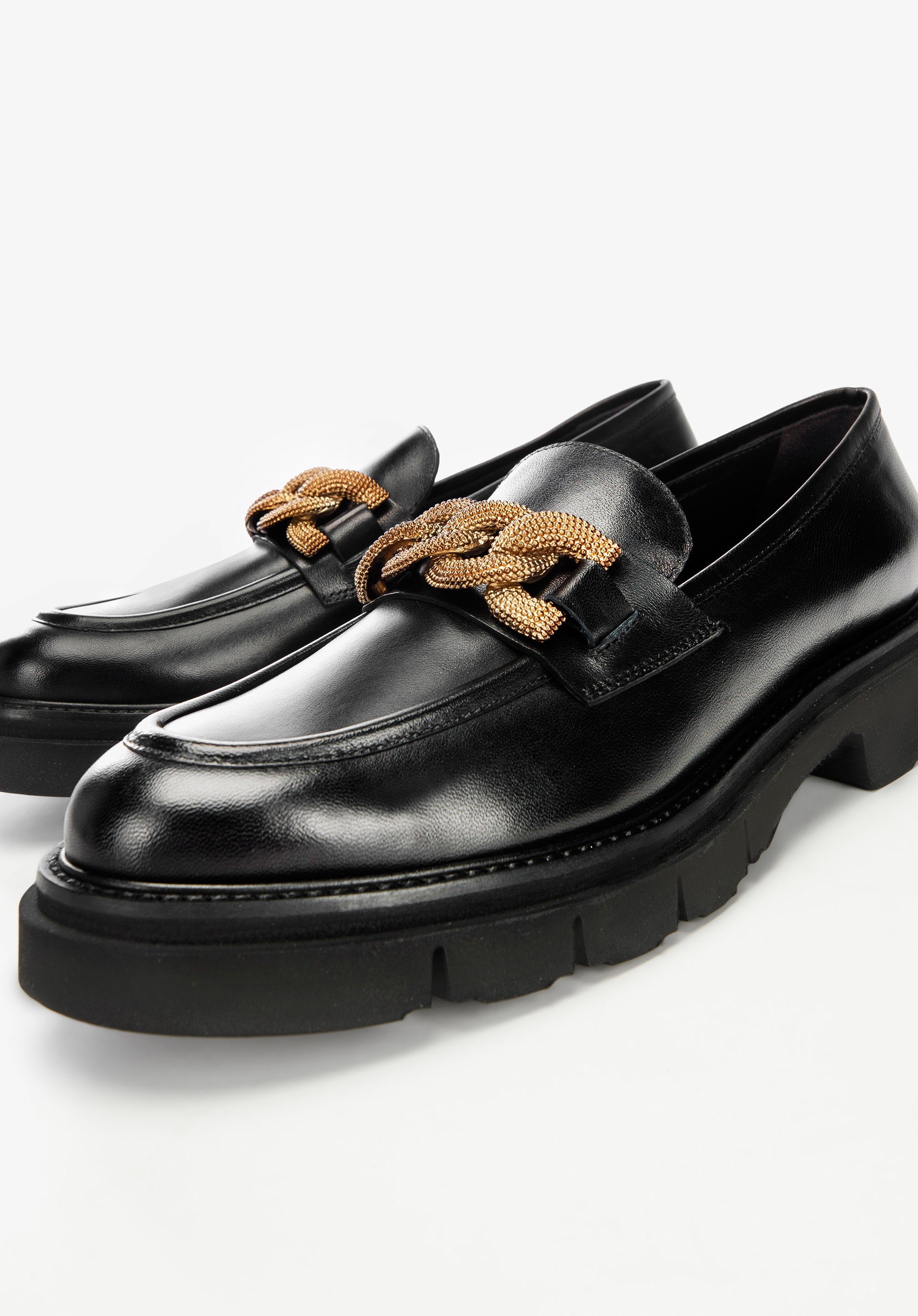 Damskie mokasyny skórzane z ozdobnym łańcuchem na platformie