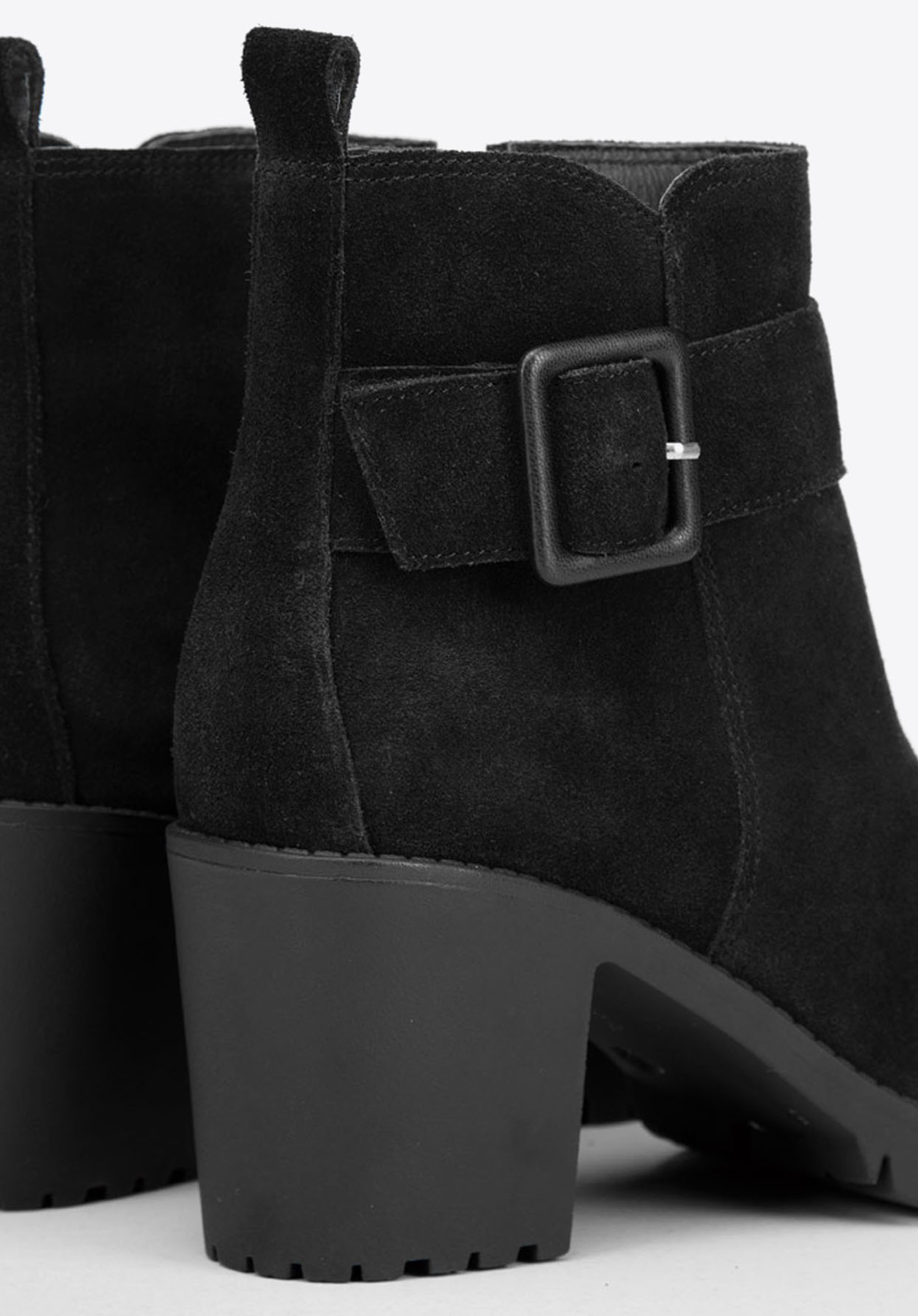 Damskie botki zamszowe z ozdobną klamrą