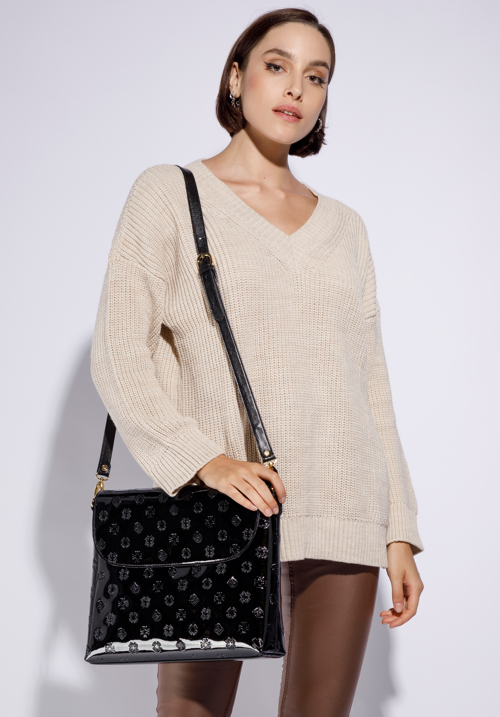 Damska listonoszka z metalicznej skóry lakierowanej duża