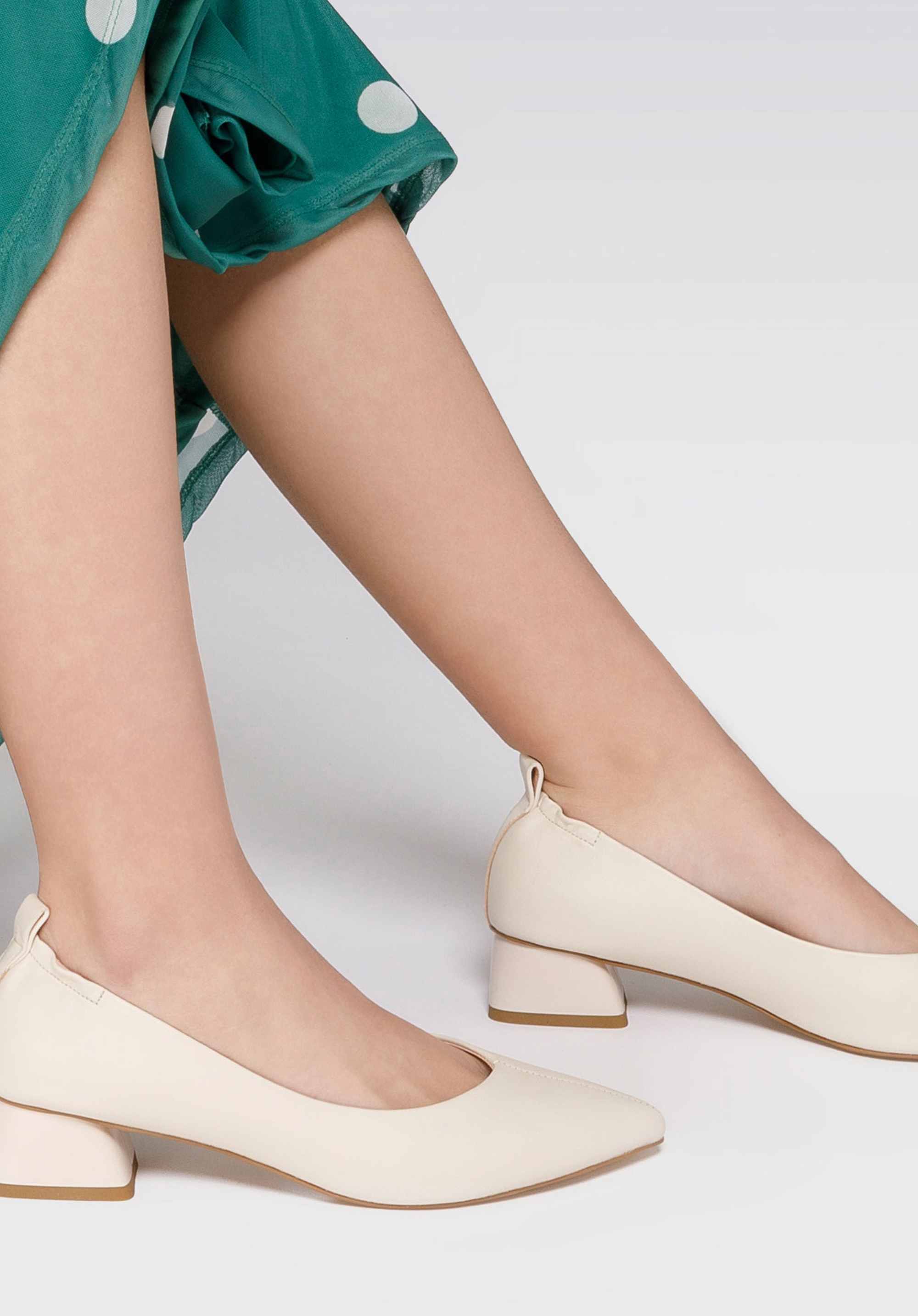 Czółenka skórzane z gumką z tyłu