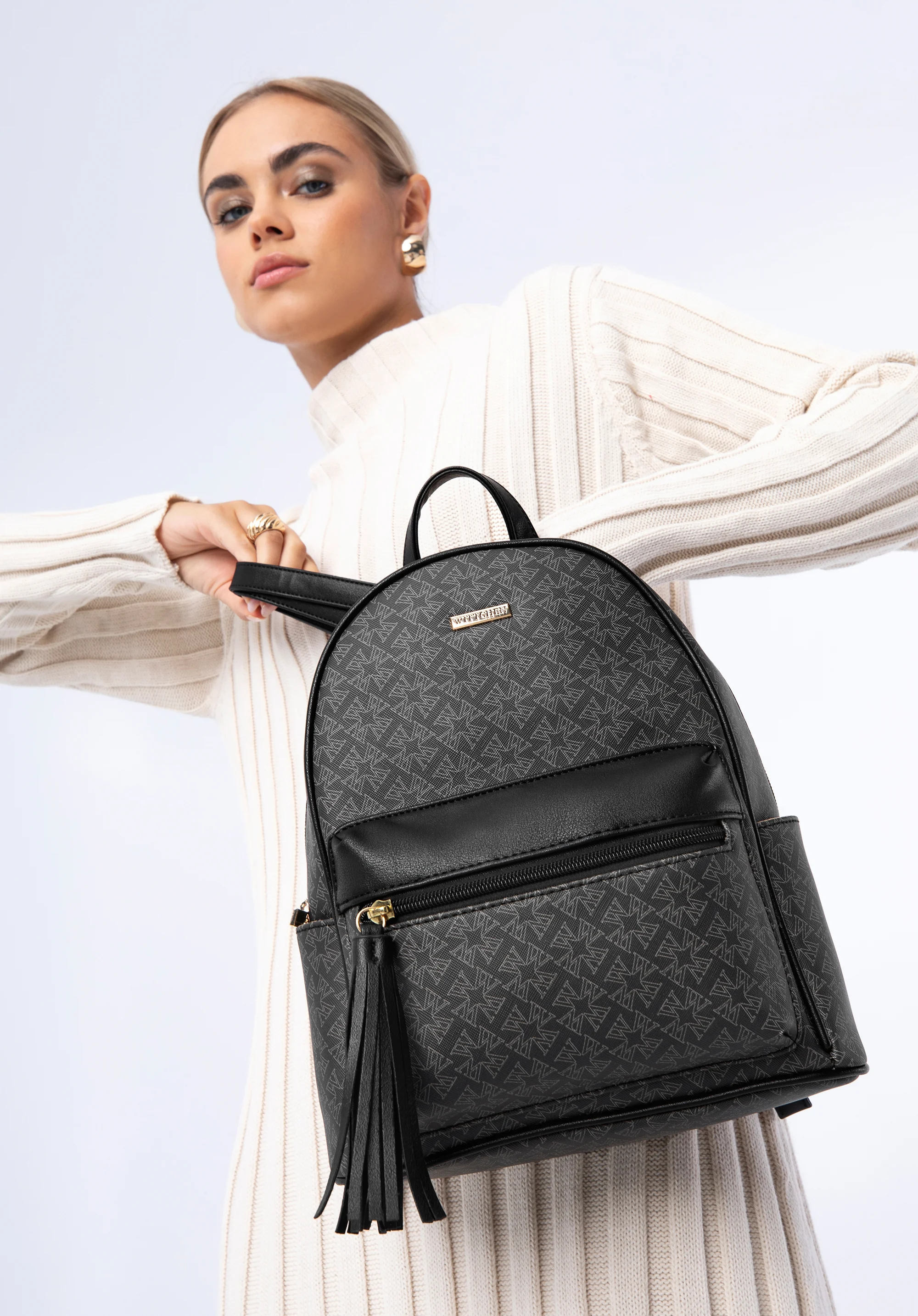 Damski plecak z ekoskóry w monogram