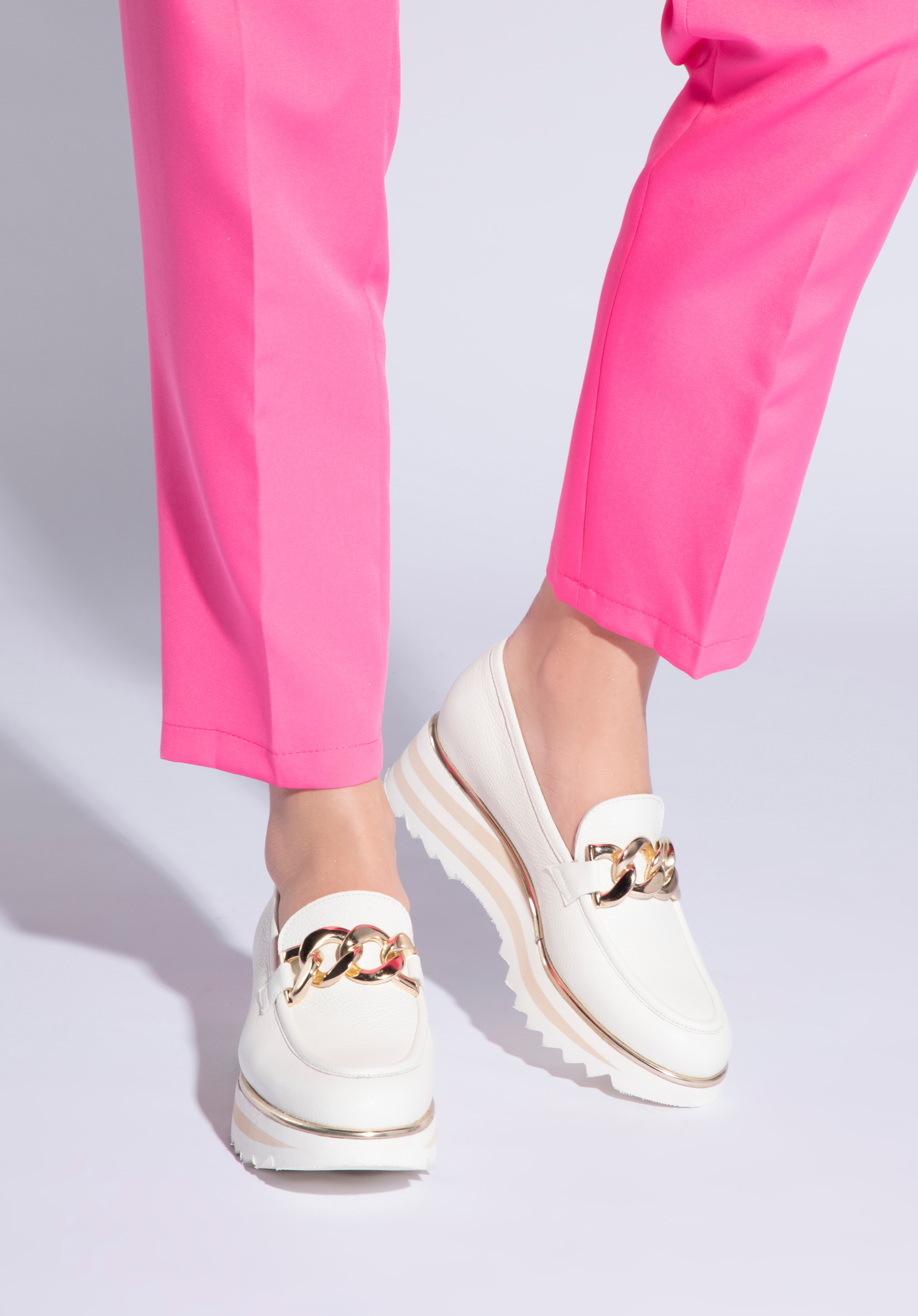 Damskie mokasyny skórzane z łańcuchem na platformie w pasy