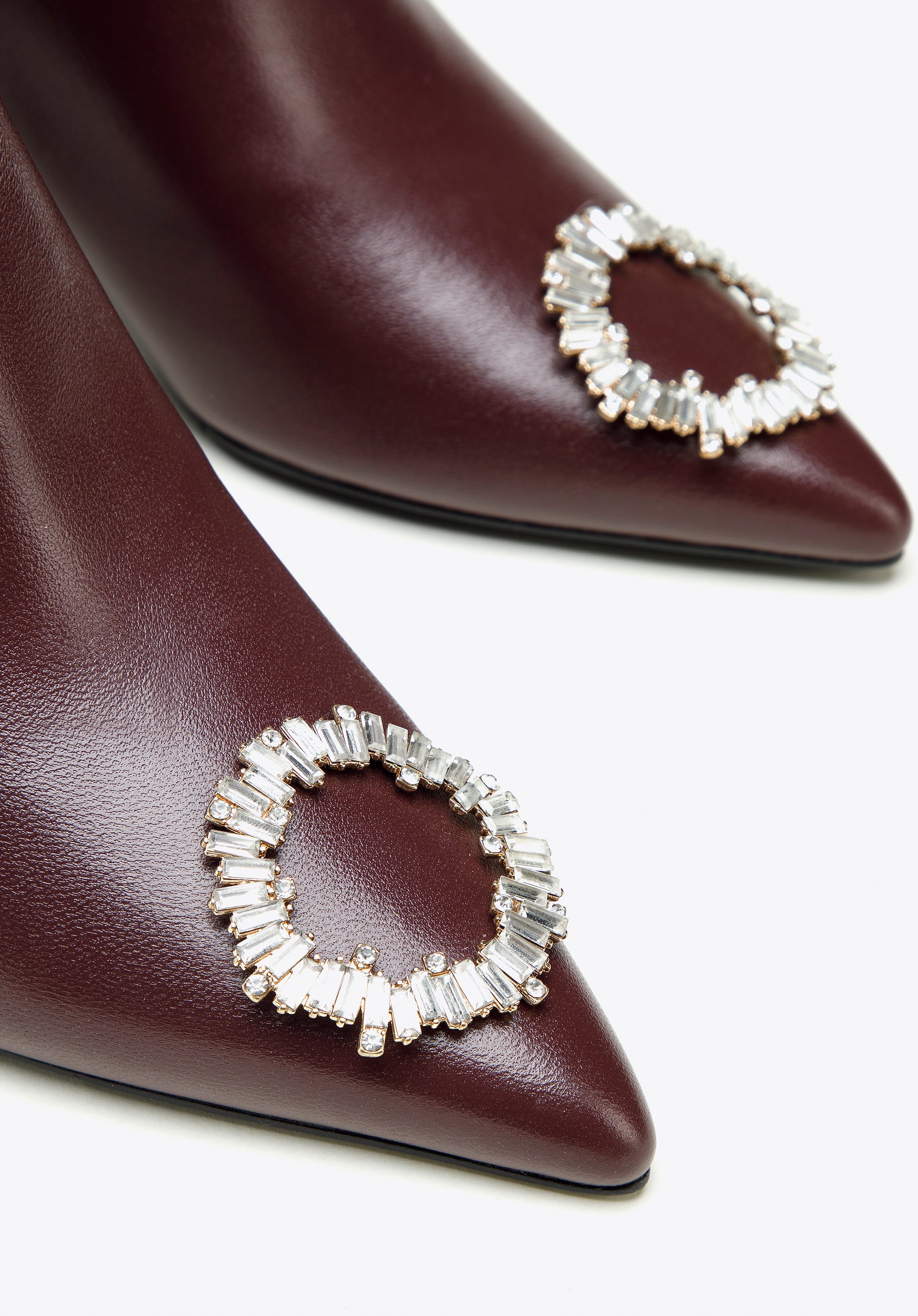 Botki skórzane z okrągłą klamrą na szpilce