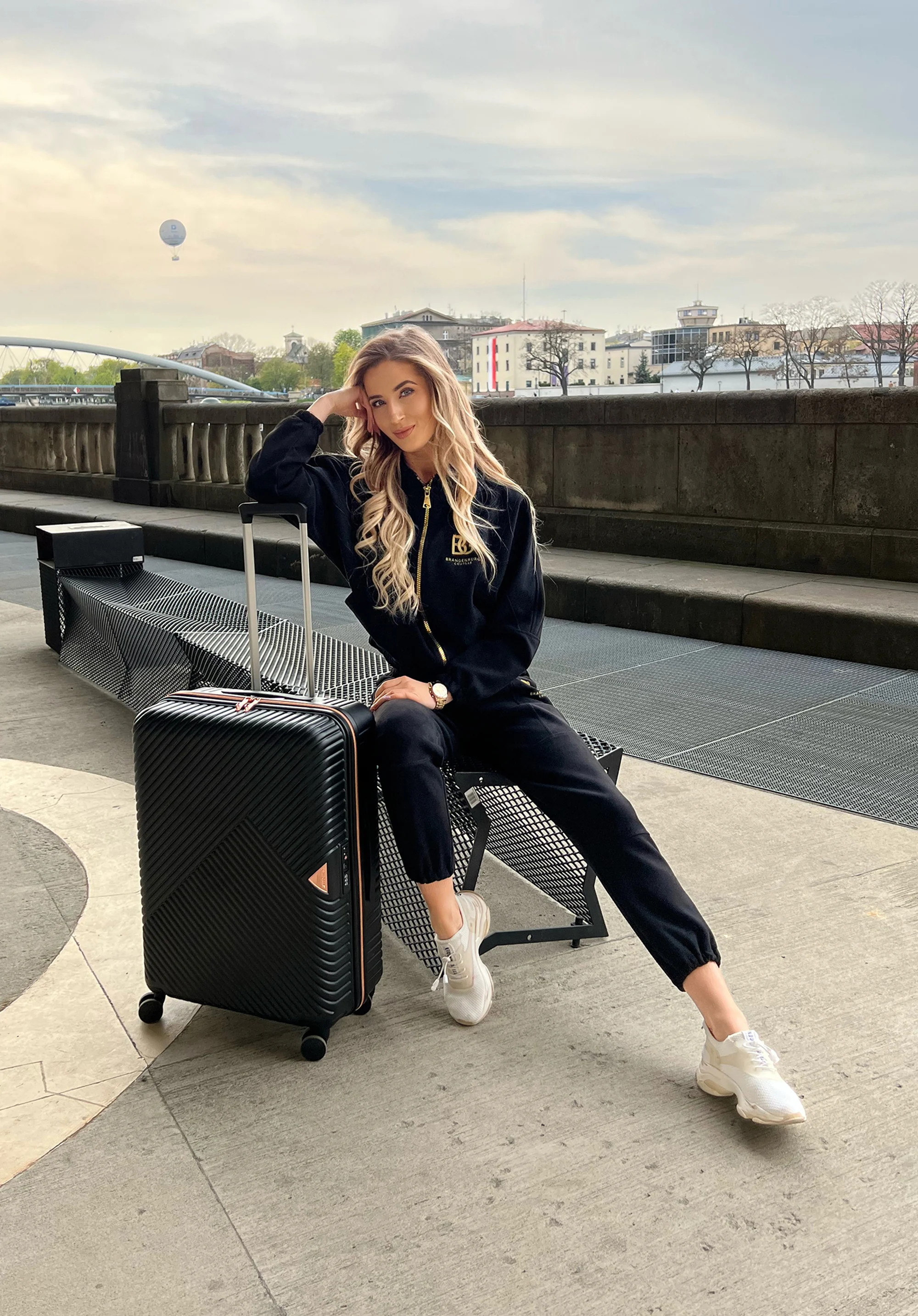 Walizka kabinowa z polikarbonu w paseczki