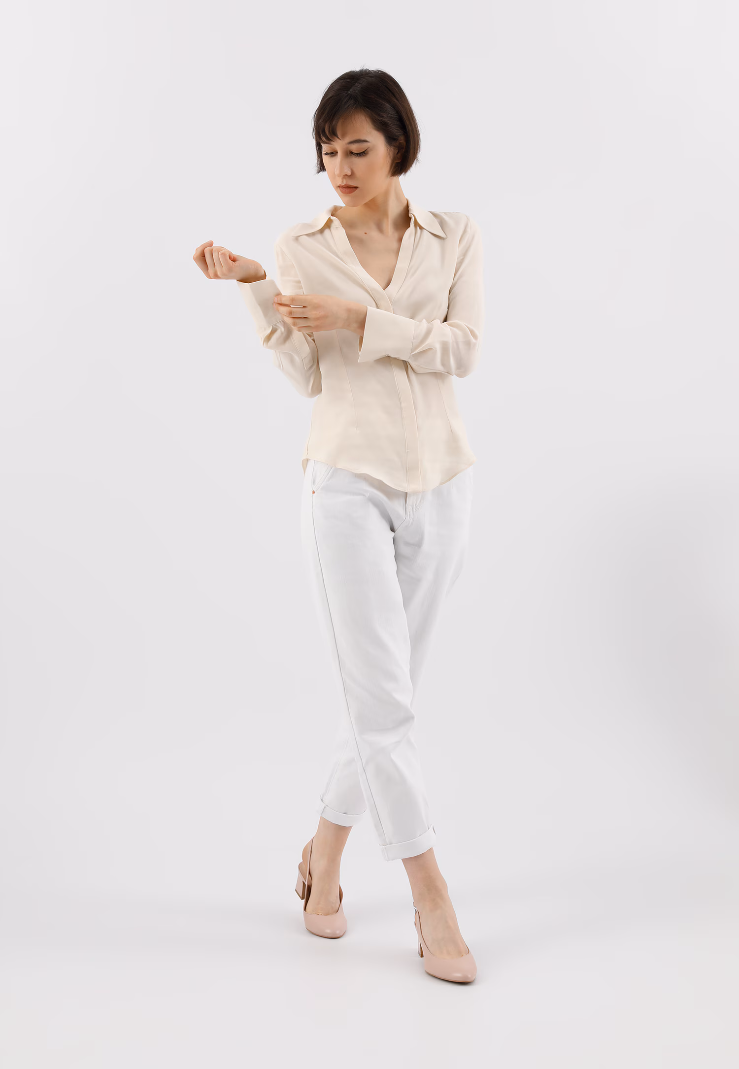 Eleganckie skórzane beżowe czółenka z odkrytą piętą