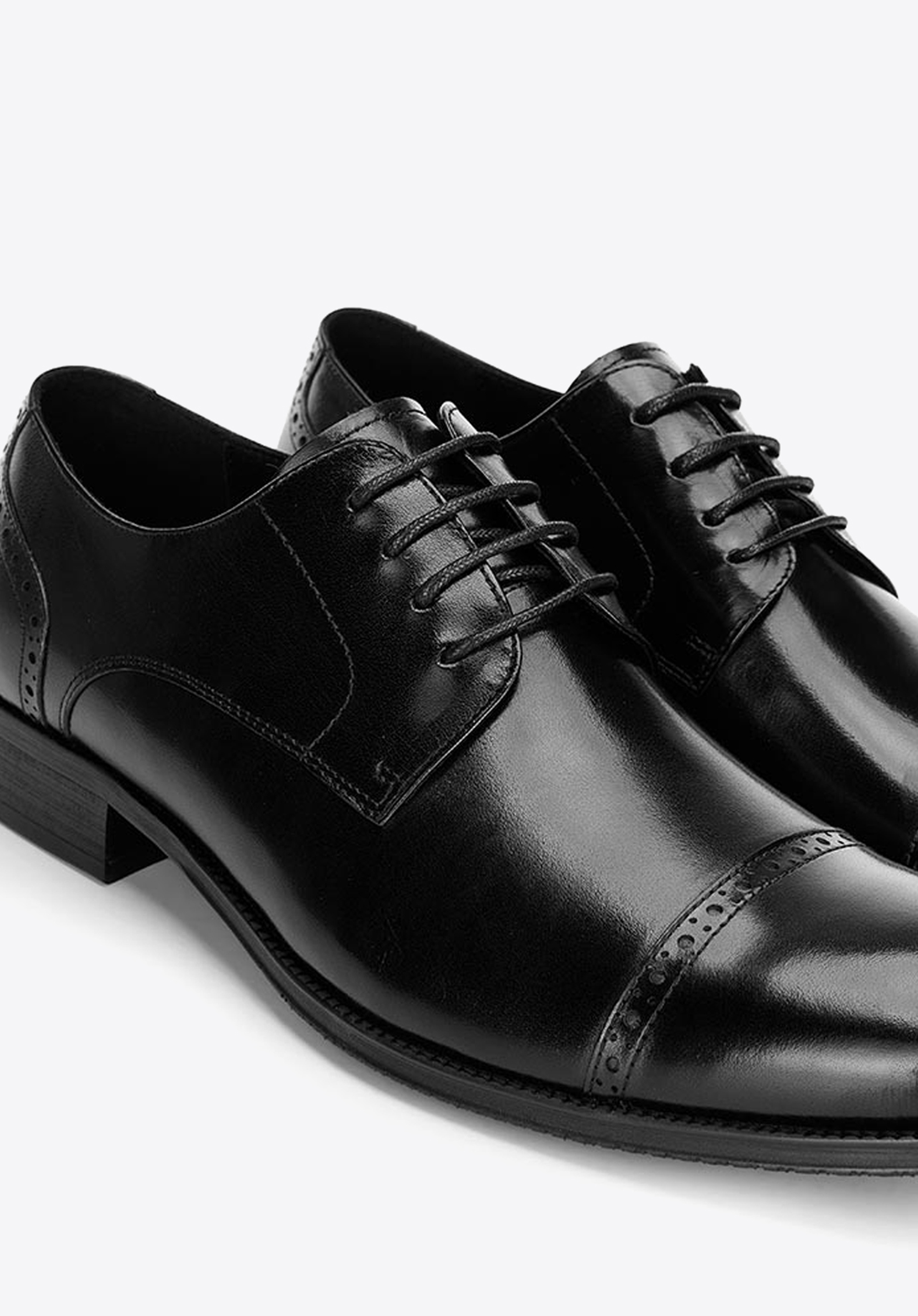 Buty do garnituru ze lśniącej skóry