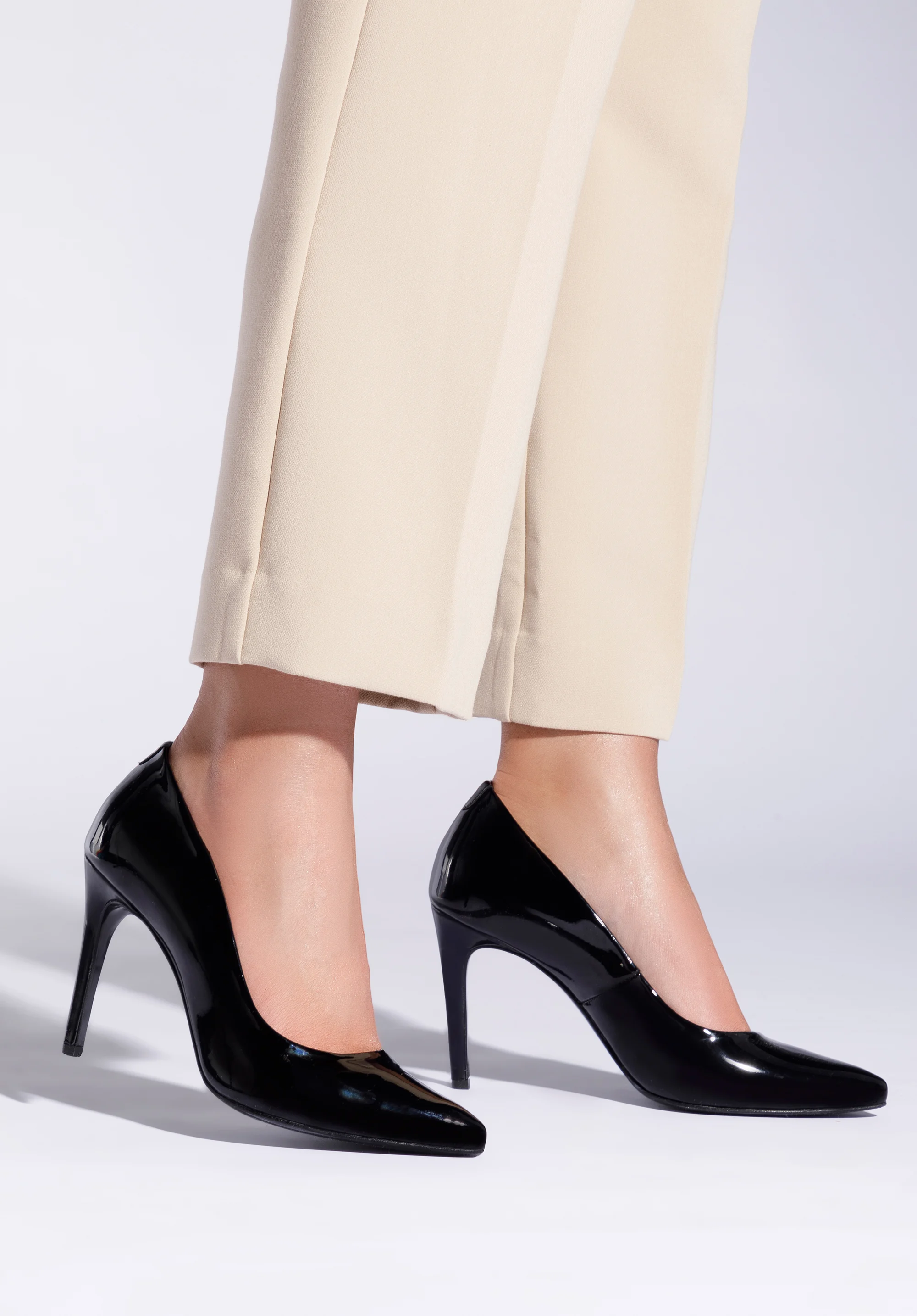 Szpilki ze skóry lakierowanej klasyczne