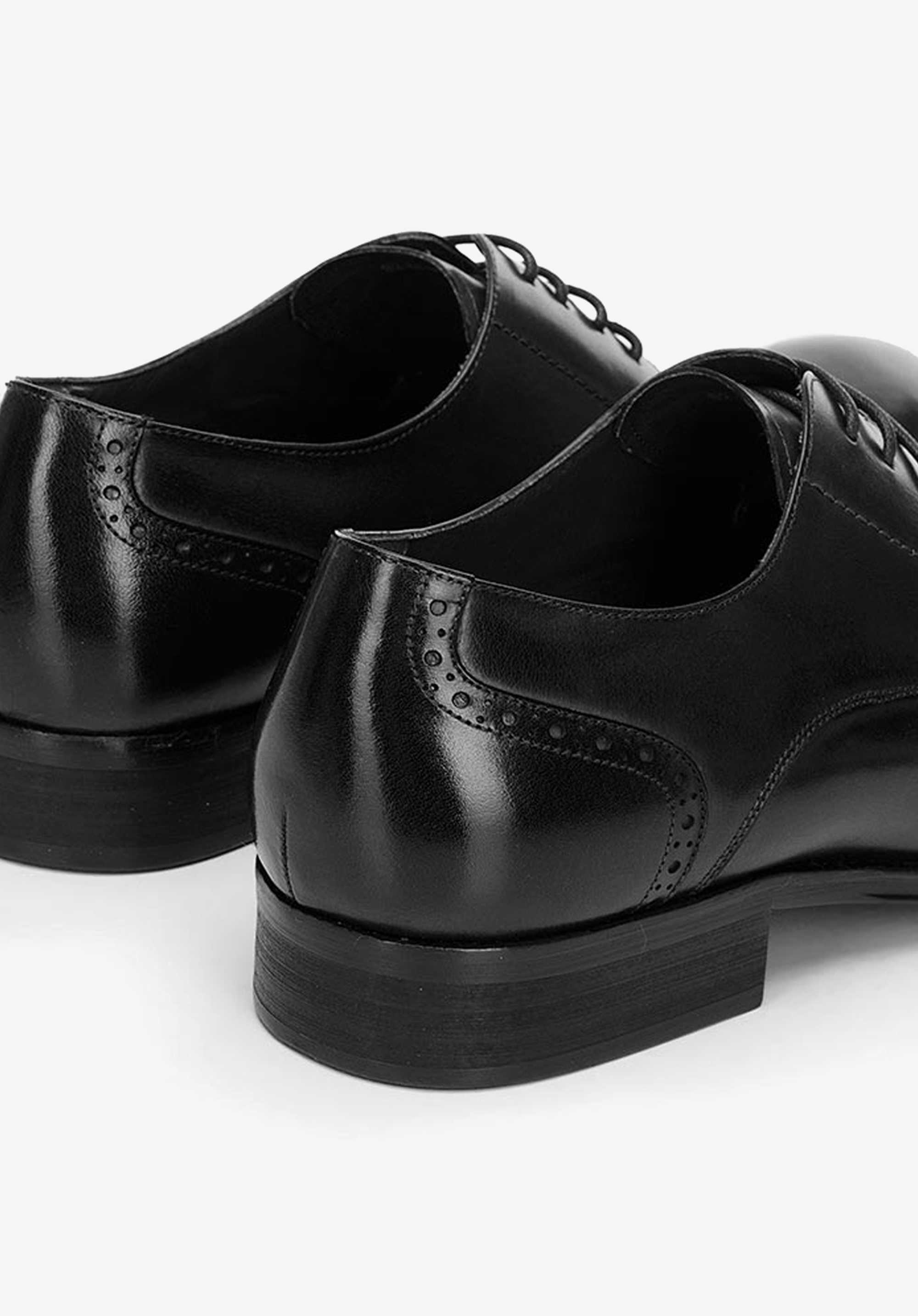 Buty do garnituru ze lśniącej skóry