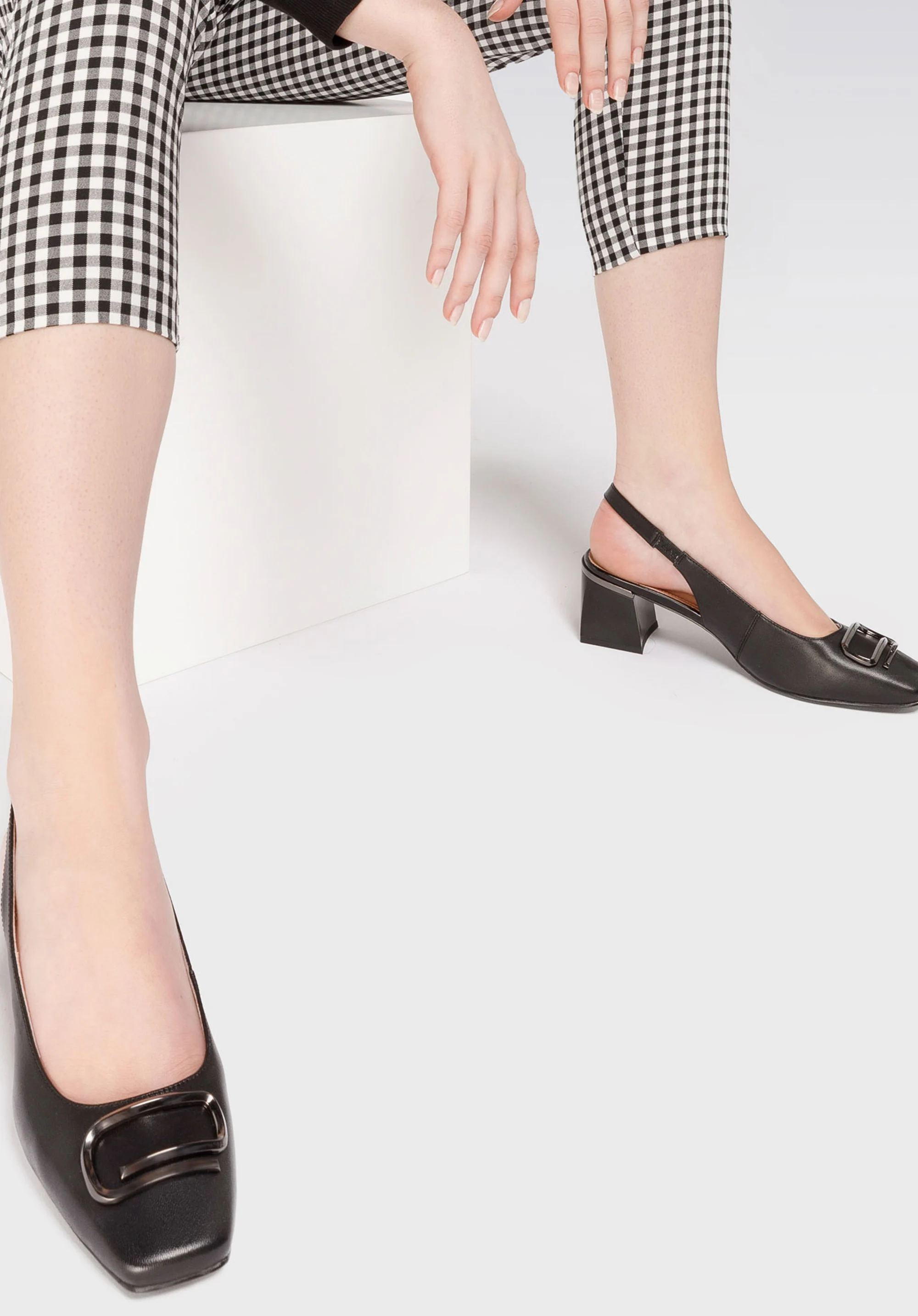 Czółenka skórzane na słupku z klamrą