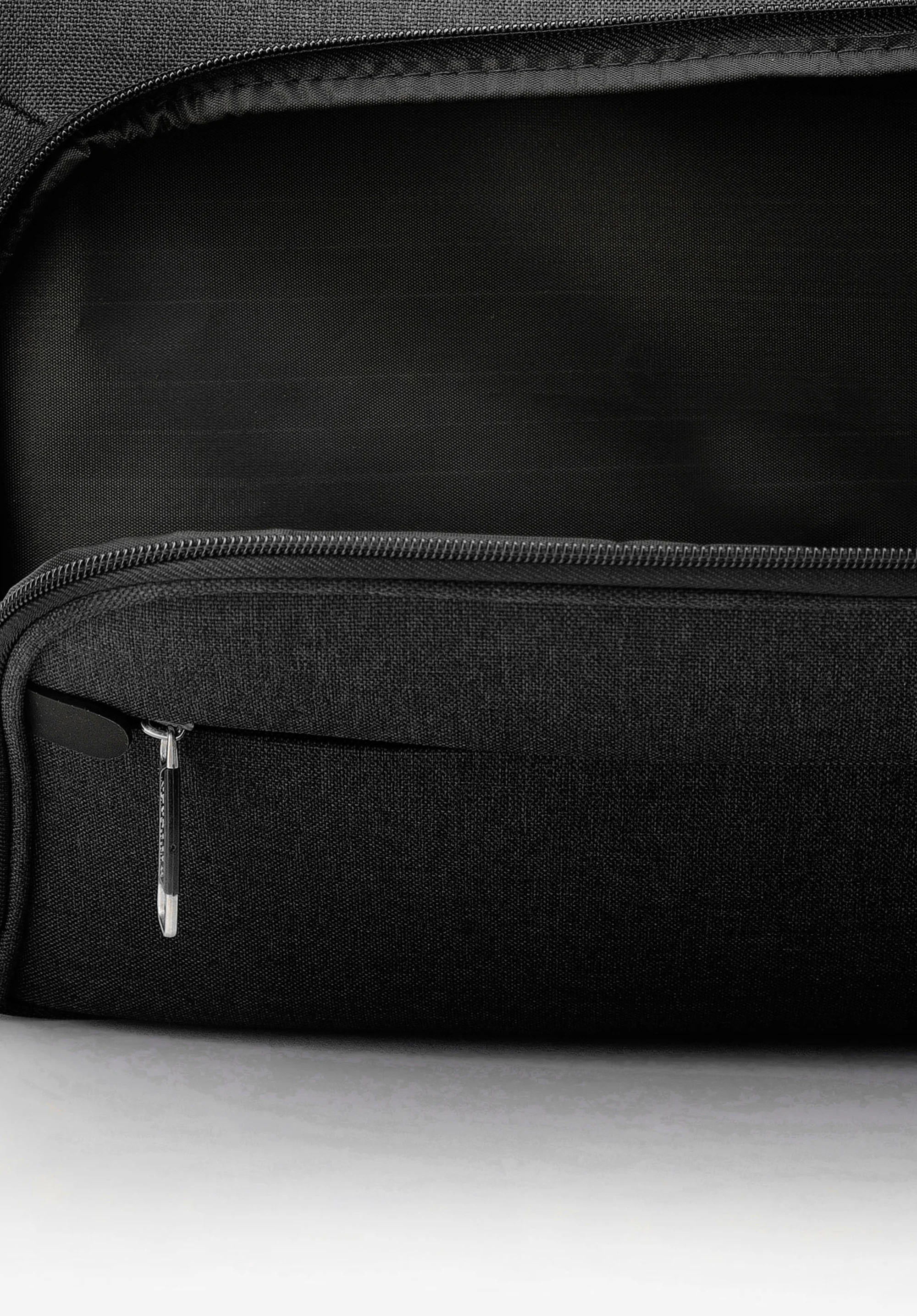 Torba podróżna z czerwonym suwakiem