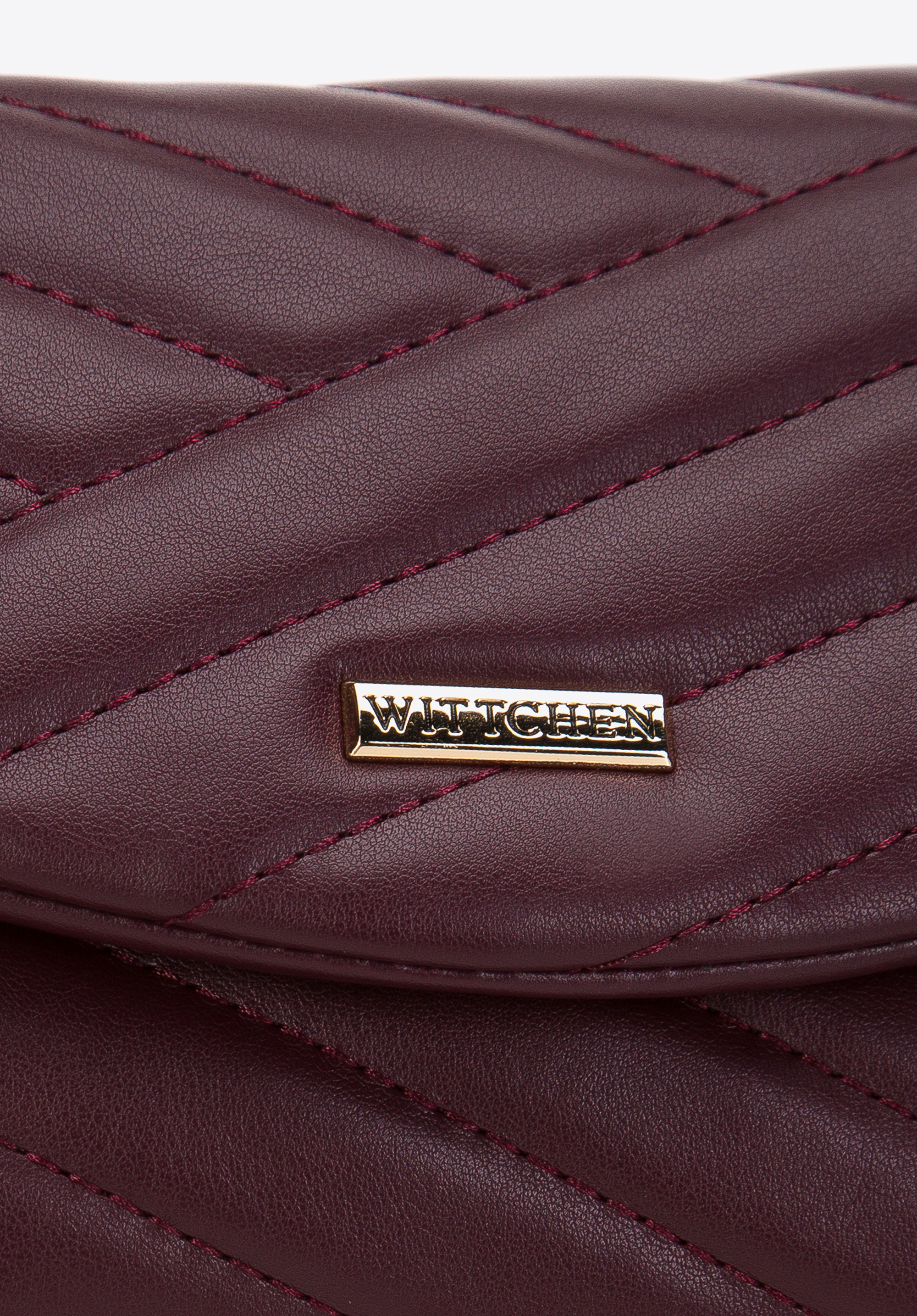 Minitorebka z geometrycznie pikowanej ekoskóry na łańcuszku