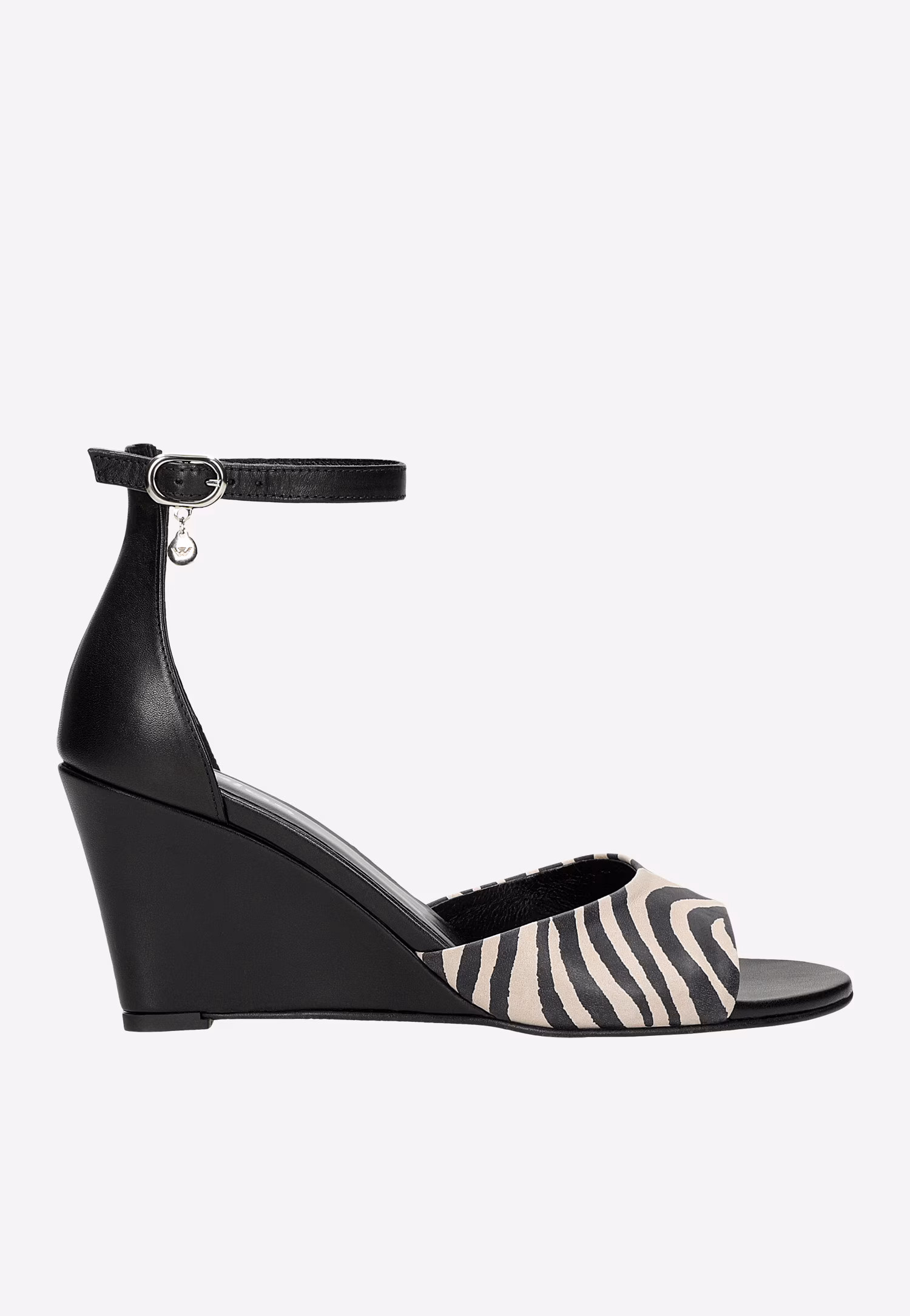 Czarne sandały na koturnie w czarno-beżowe paski