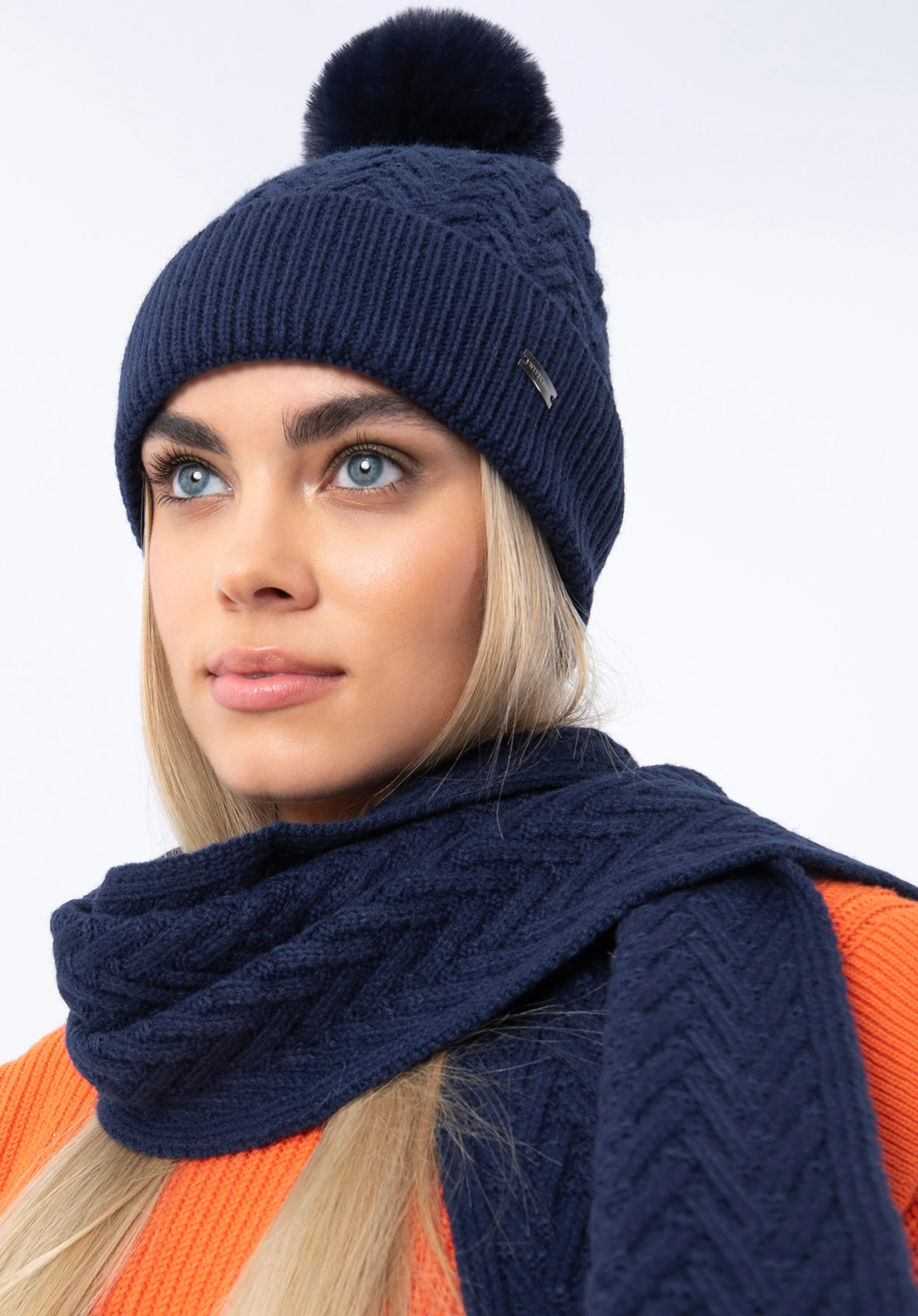 Damska czapka o splocie w jodełkę