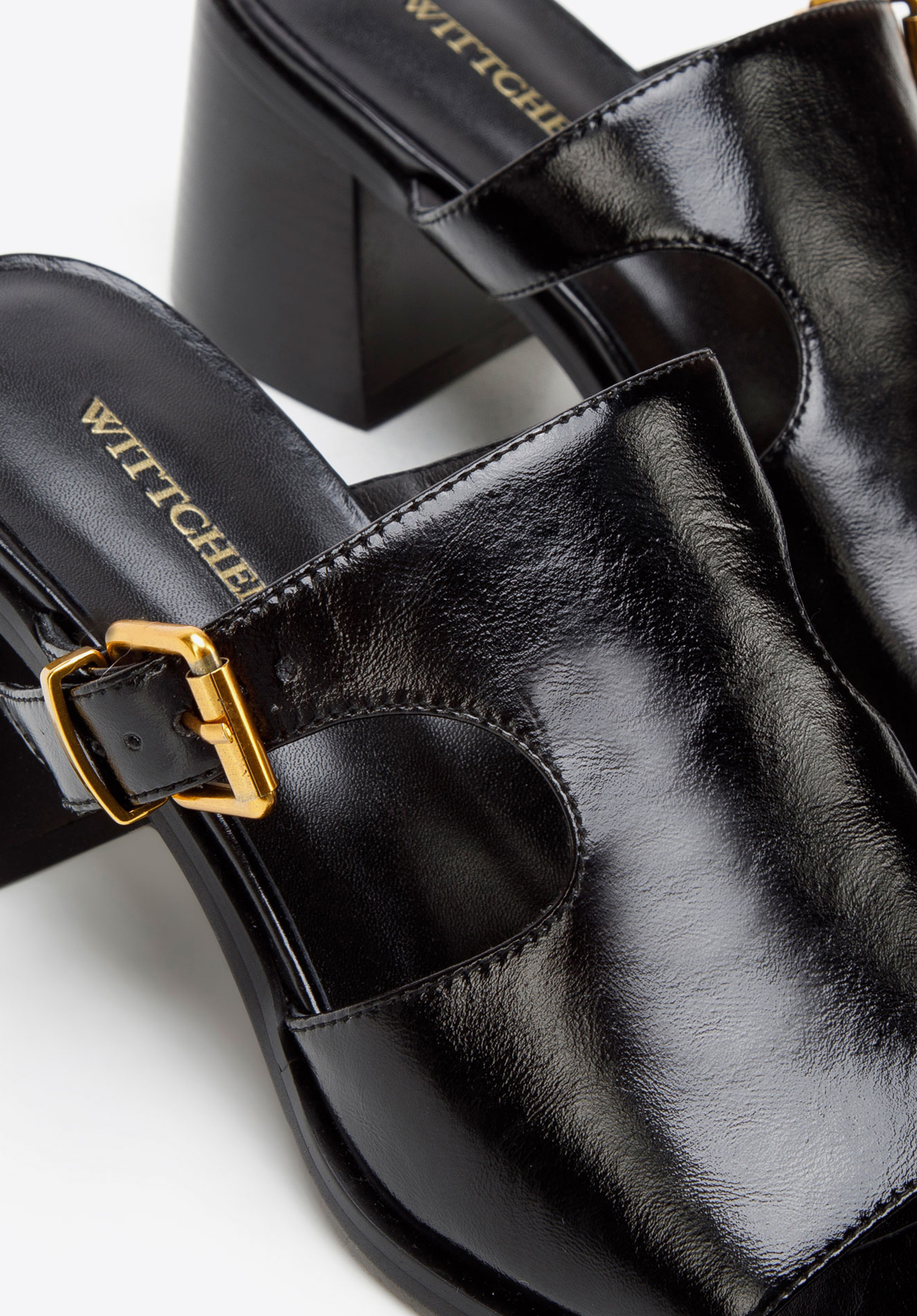 Klapki skórzane na słupku ze sprzączką