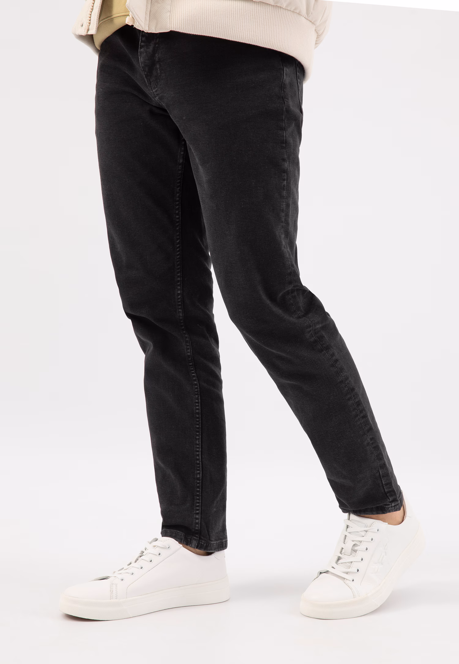 Białe skórzane trampki z wypukłym logo