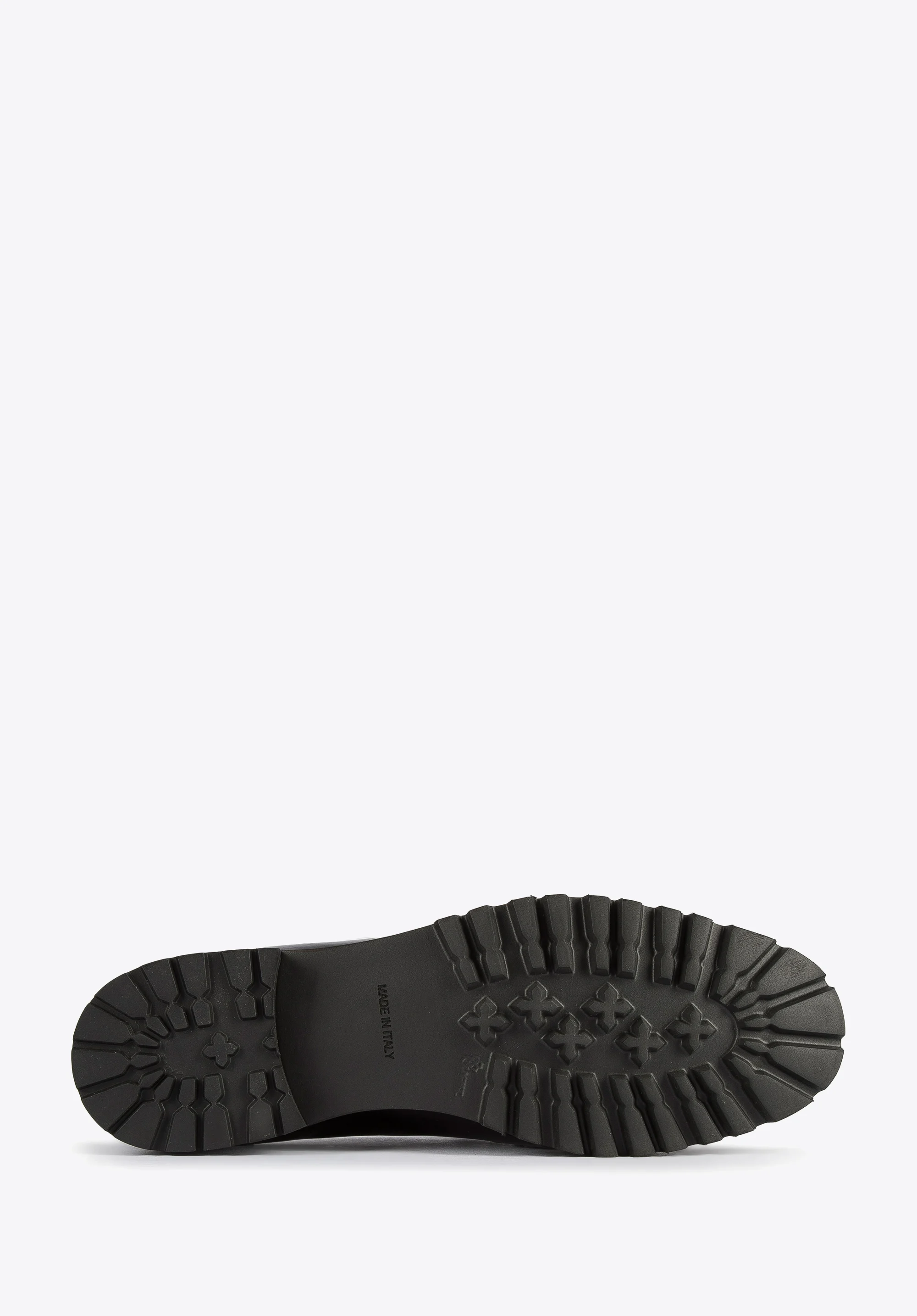 Damskie lakierowane mokasyny z łańcuchem