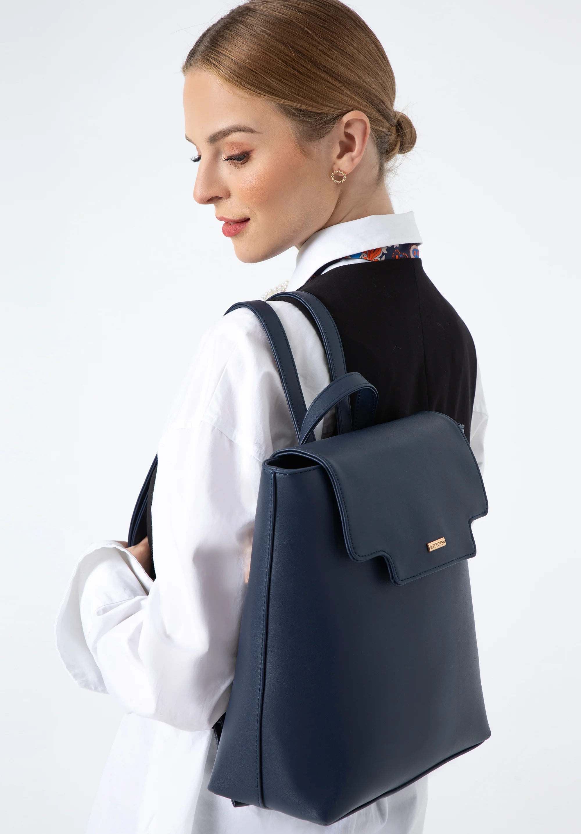 Damski plecak z ekoskóry z wyciętą klapą