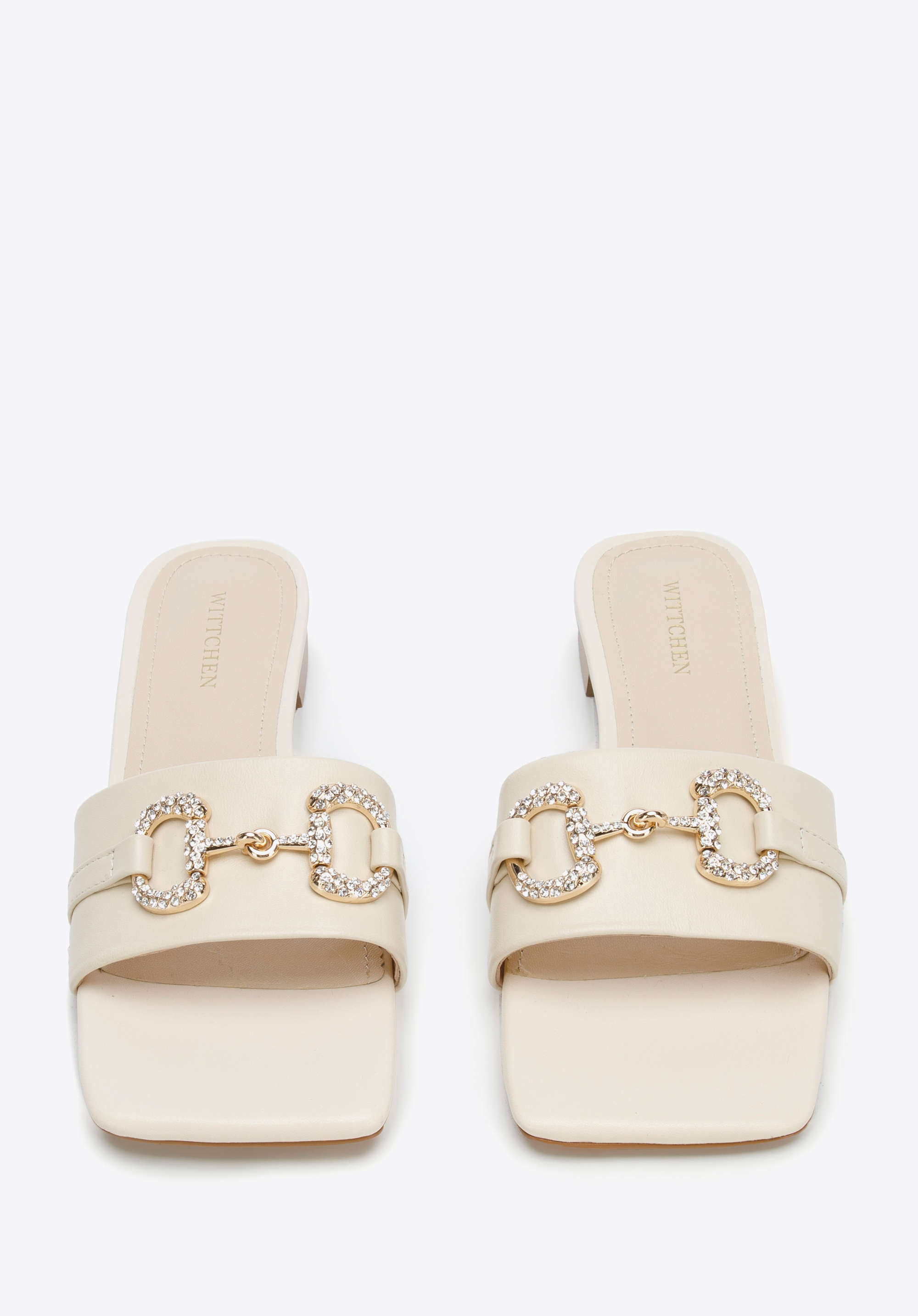 Damskie klapki skórzane z połyskującą klamrą