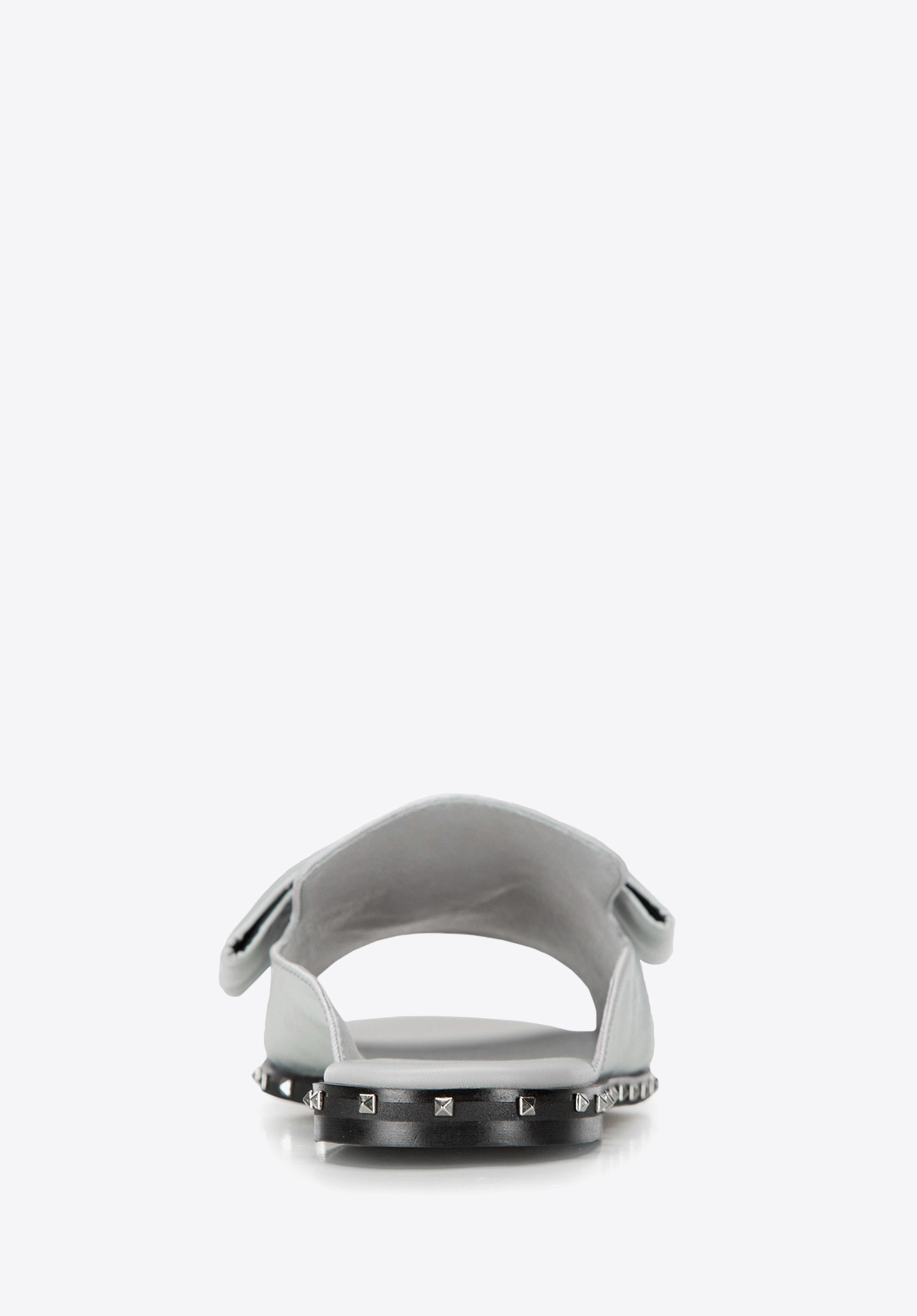 Damskie klapki z ćwiekami