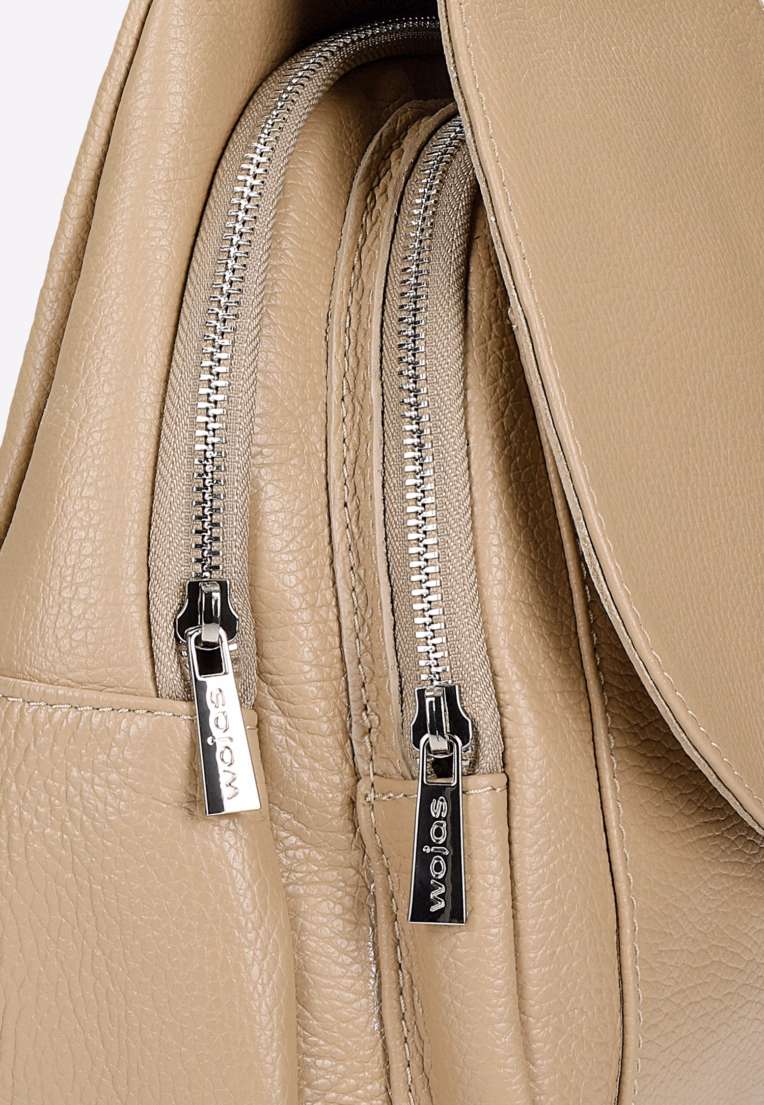 Beżowy skórzany plecak damski ze srebrną zawieszką