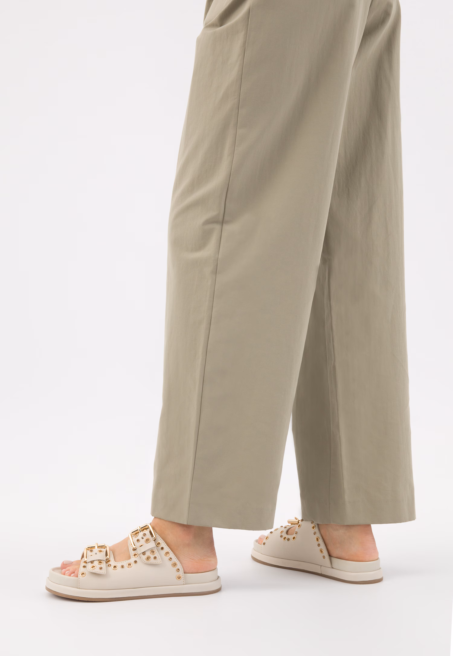 Czarne klapki ze skóry licowej z ozdobnymi nitami