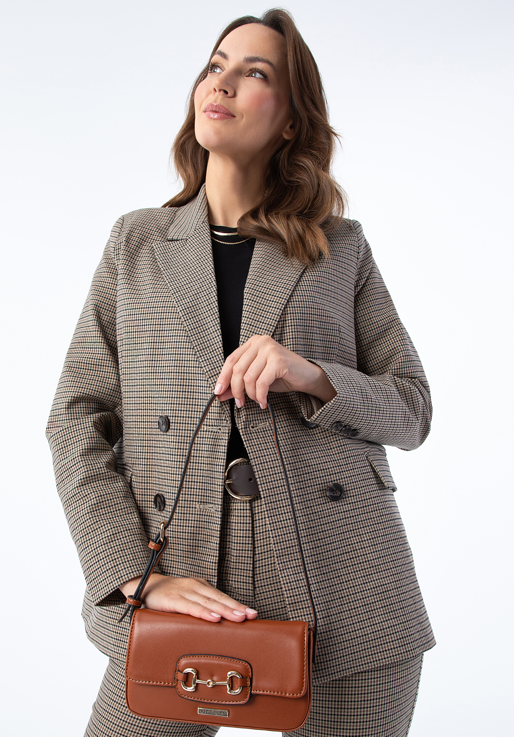 Damska minitorebka z ozdobną klamrą na łańcuszku