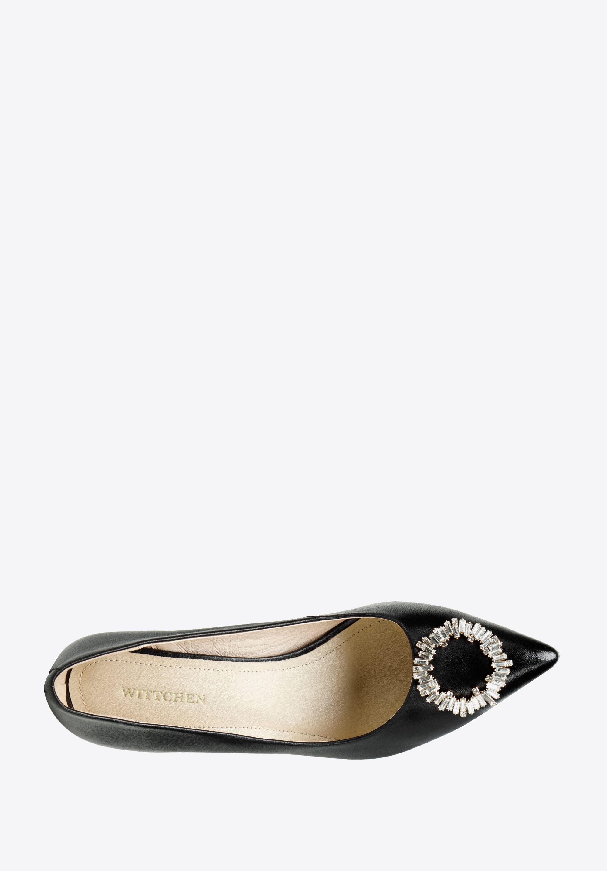 Szpilki skórzane z okrągłą błyszczącą klamrą