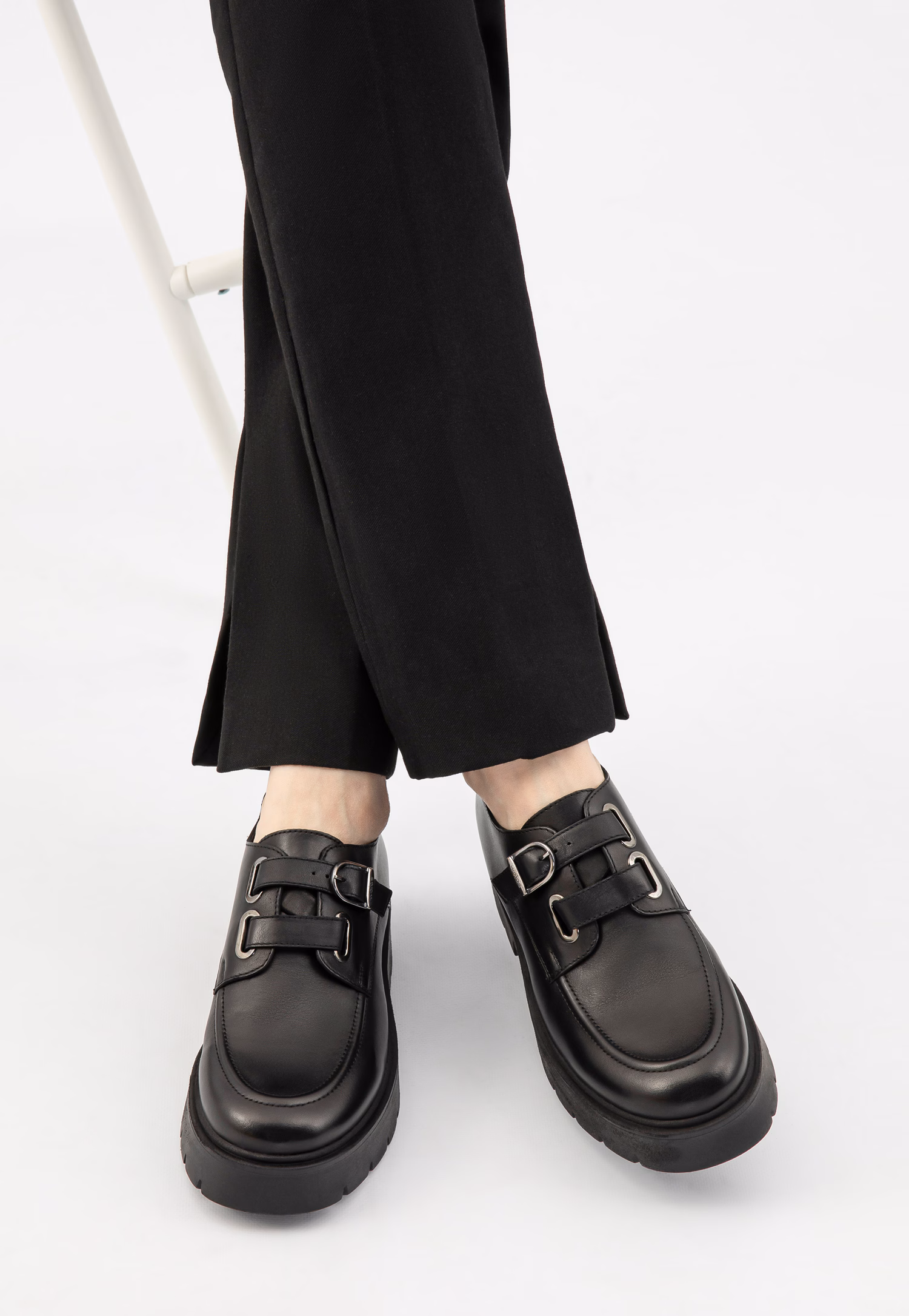 Czarne skórzane półbuty damskie na grubej podeszwie