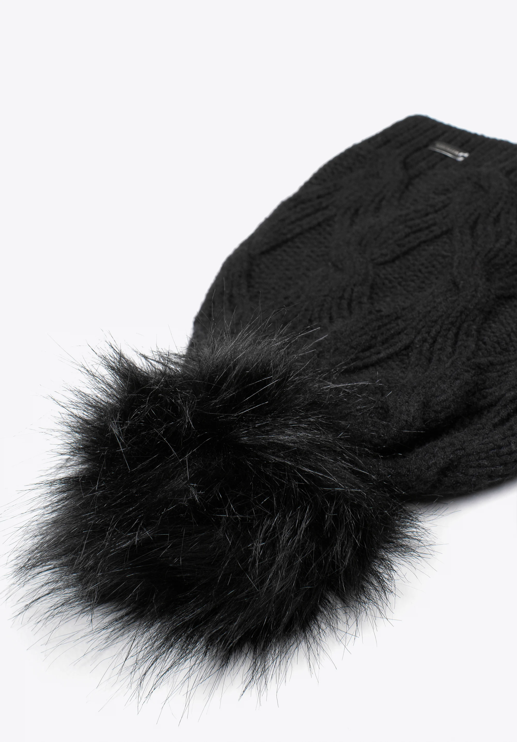 Damska czapka z ozdobnym wzorem i pomponem