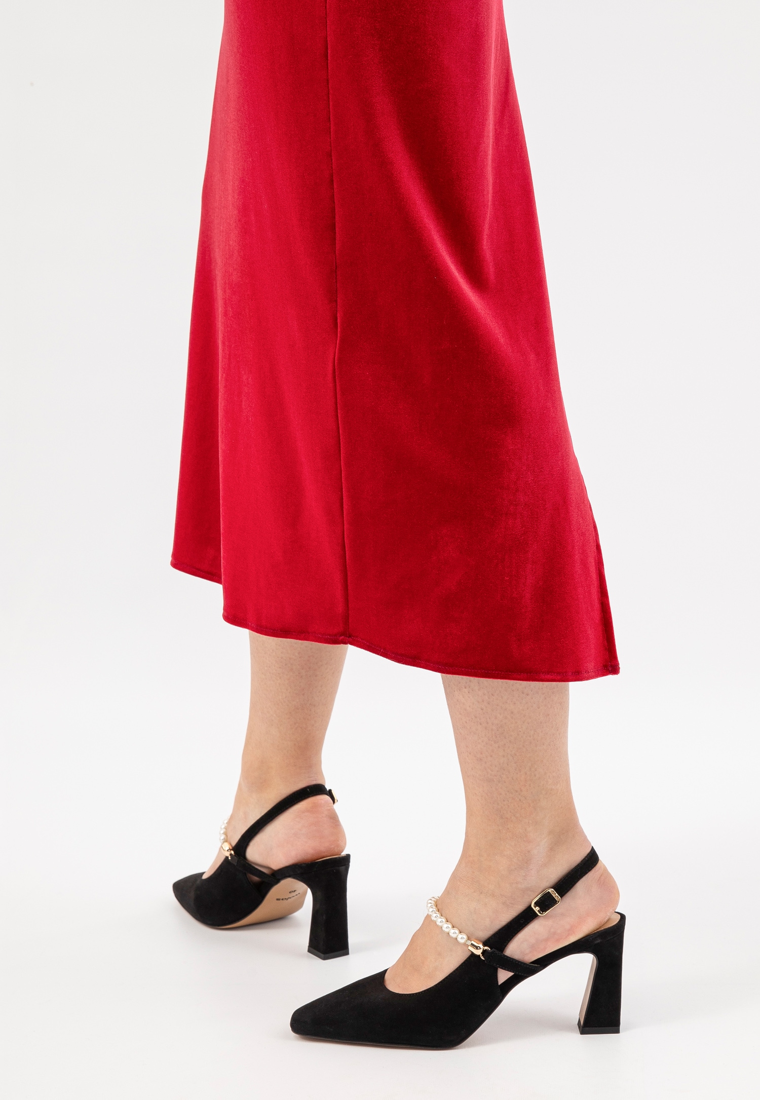 Eleganckie czółenka z ozdobnymi koralikami i odkrytą piętą