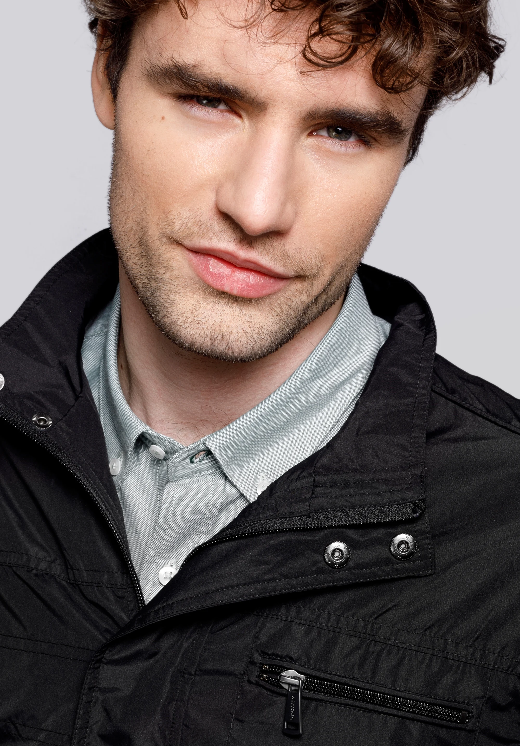 Męska kurtka wiatrówka z krytym zamkiem