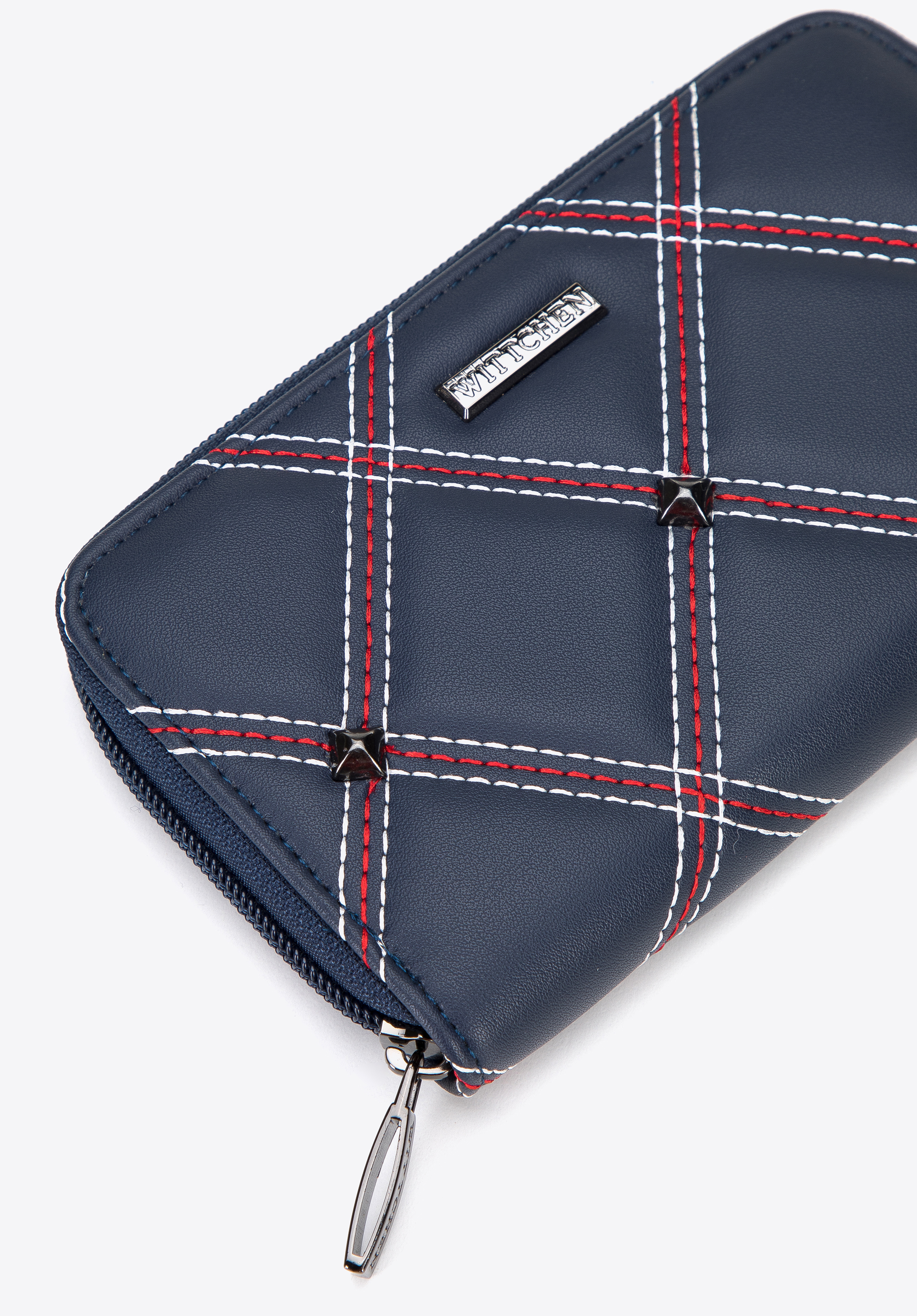 Damski portfel pikowany z nitami i ozdobnymi przeszyciami