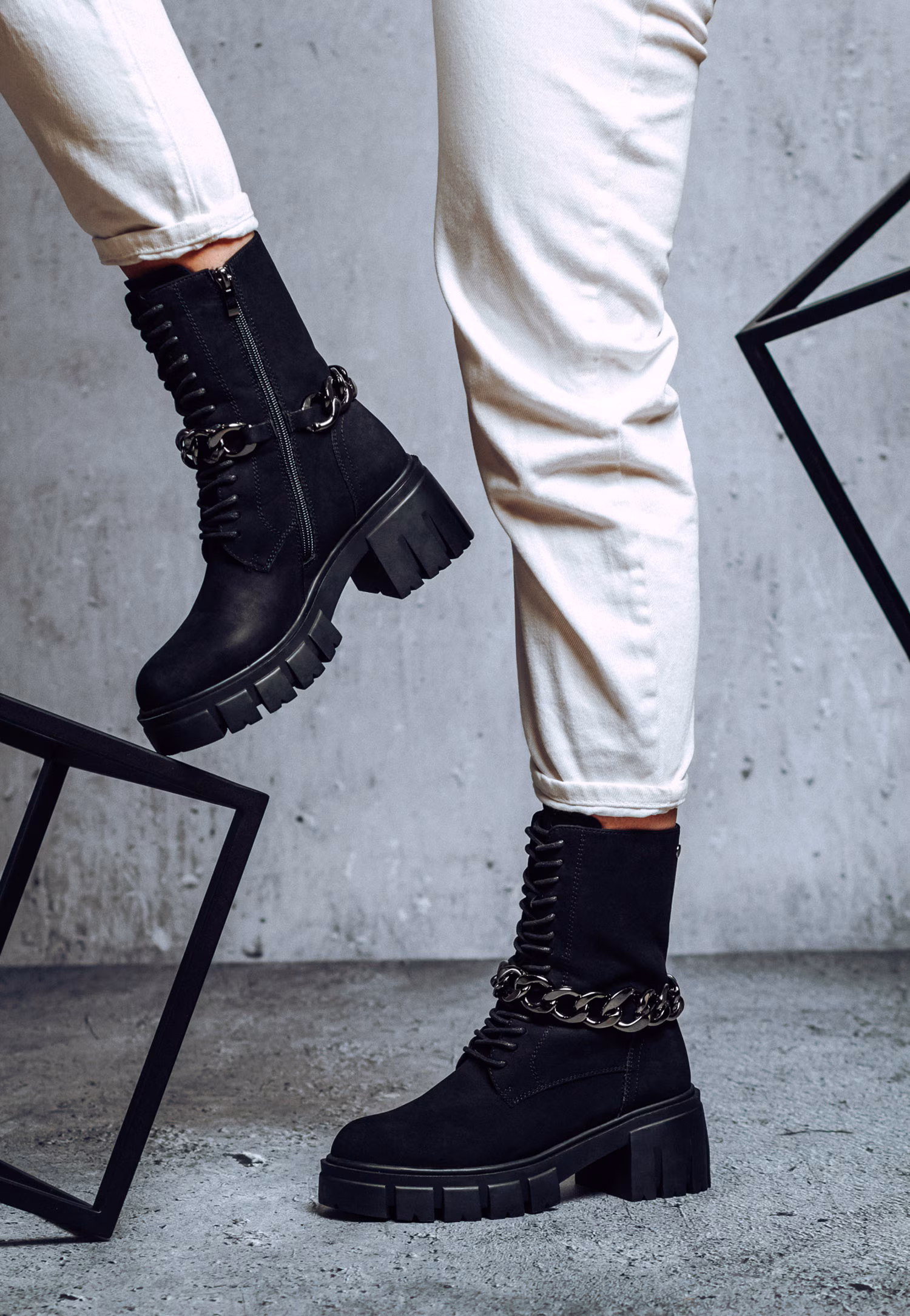 WJS czarne trzewiki damskie z ekoskóry z łańcuchem