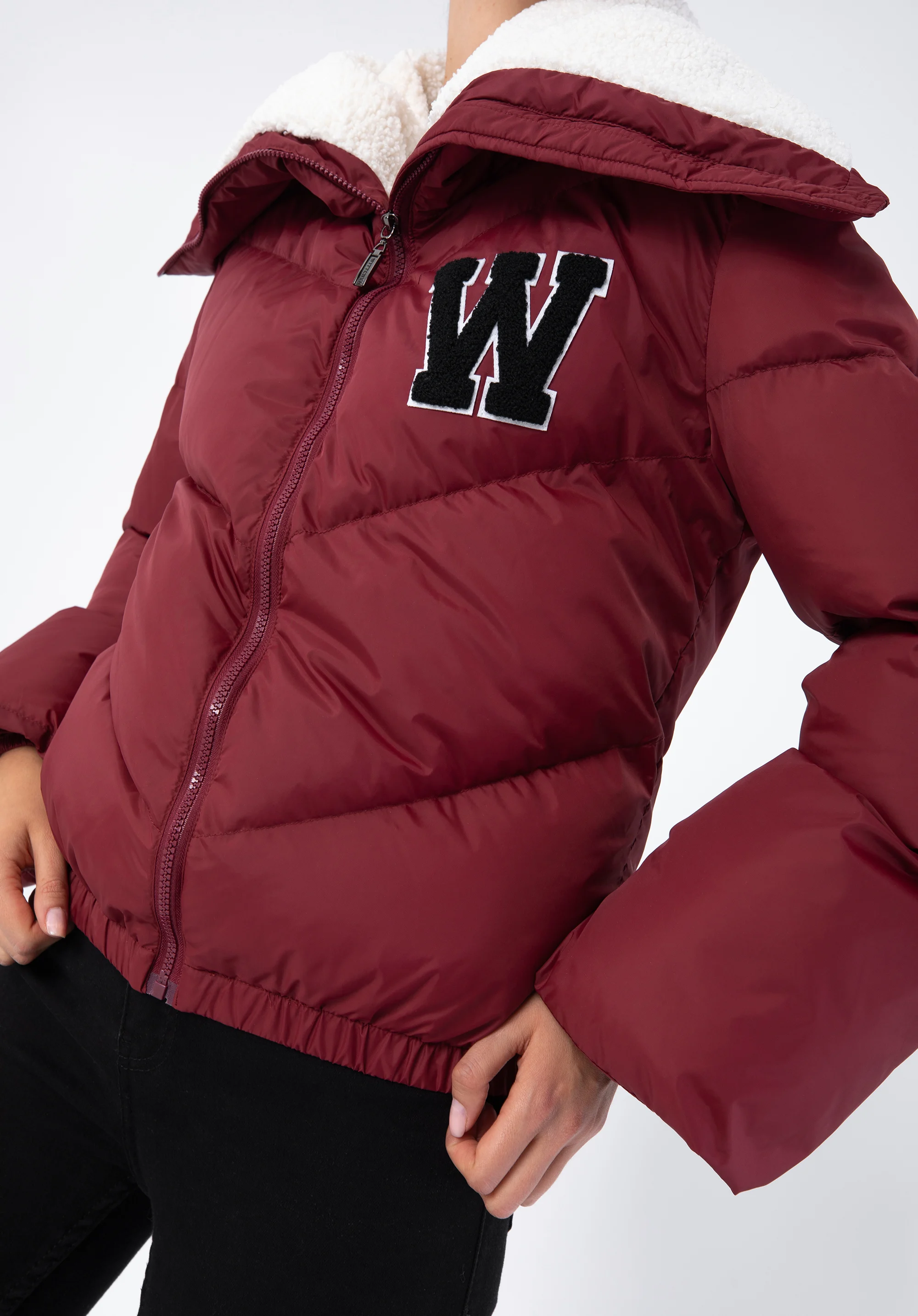 Damska kurtka oversizowa z kołnierzem podszytym sztucznym barankiem