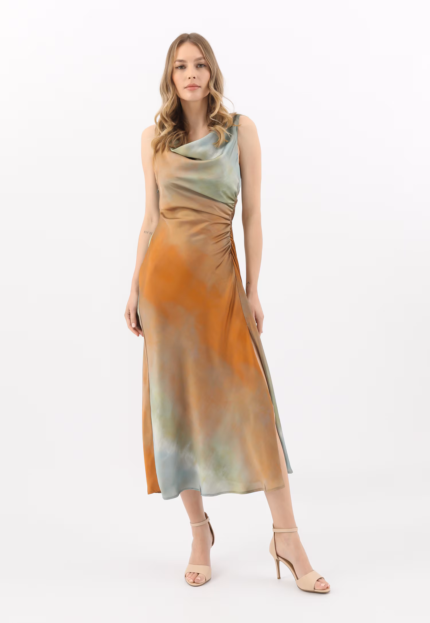 Beżowe sandały na szpilce z paskiem wokół kostki