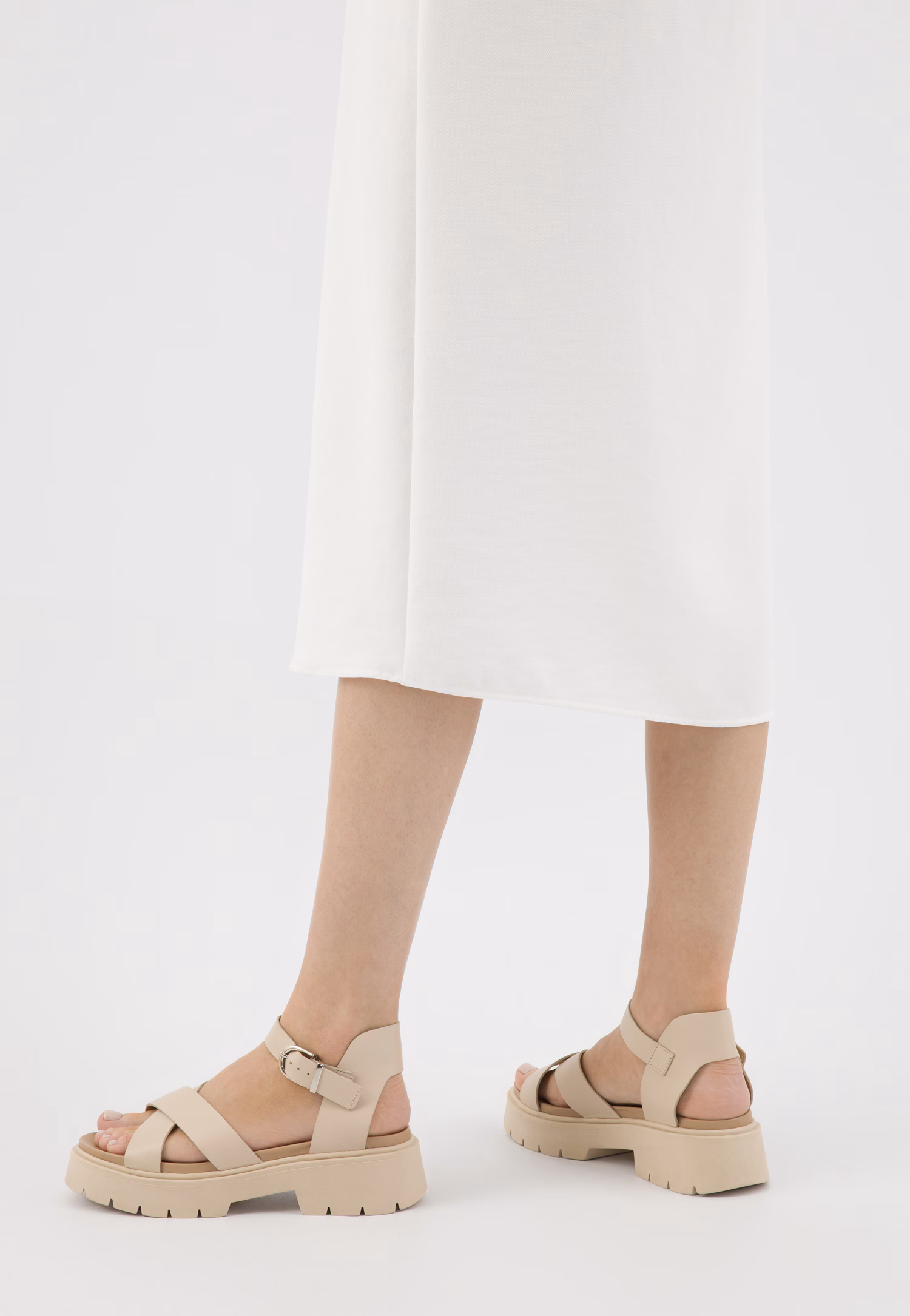 Beżowe sandały na masywnym obcasie