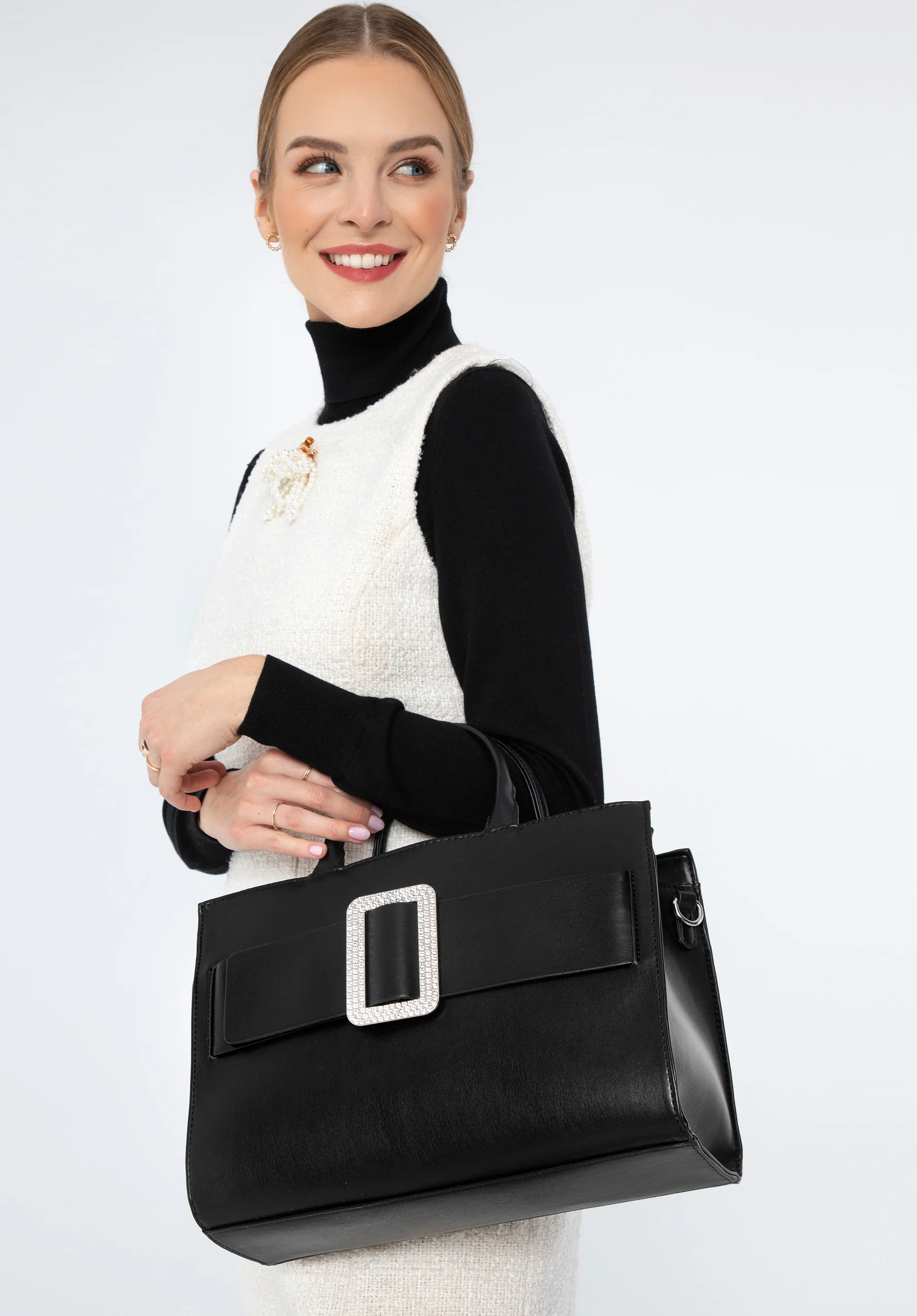 Torebka kuferek z ekoskóry z ozdobną klamrą