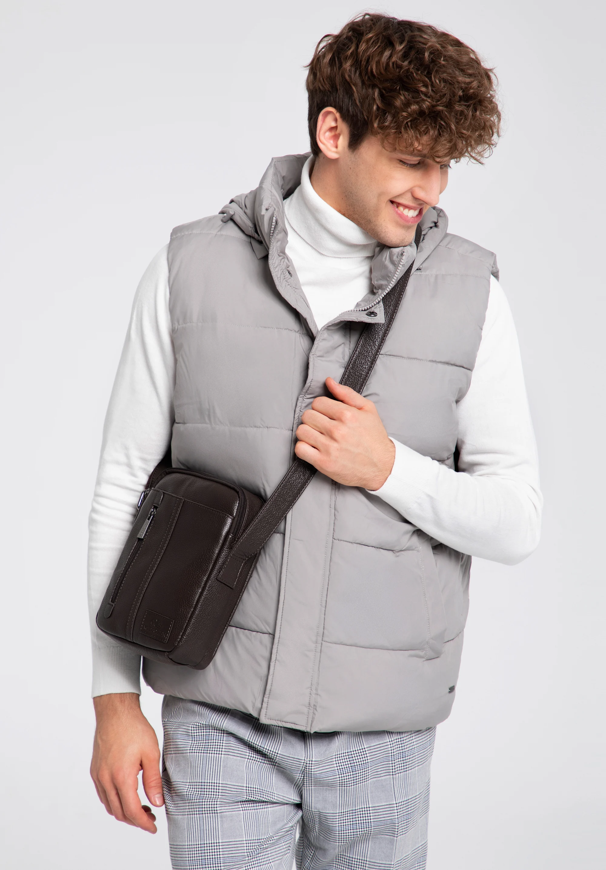 Męska listonoszka skórzana z pionowym paskiem