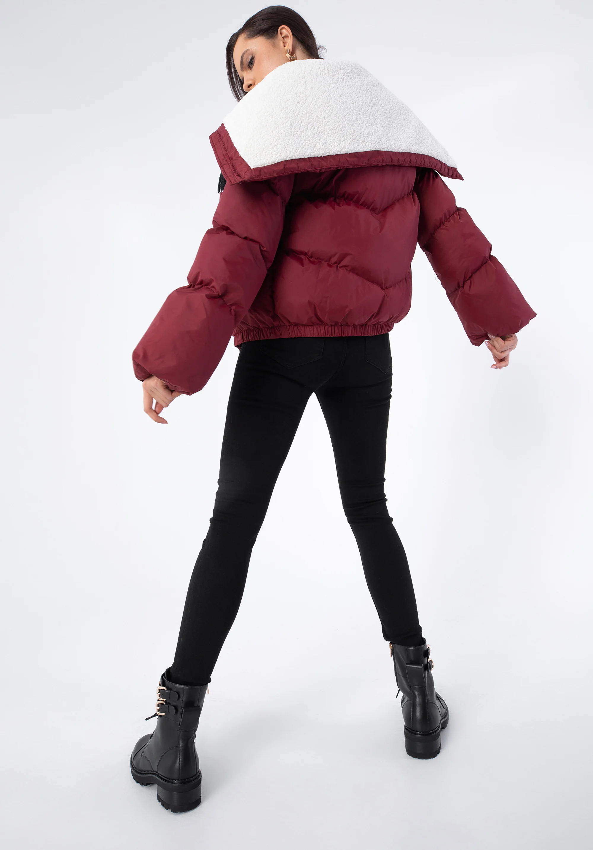 Damska kurtka oversizowa z kołnierzem podszytym sztucznym barankiem