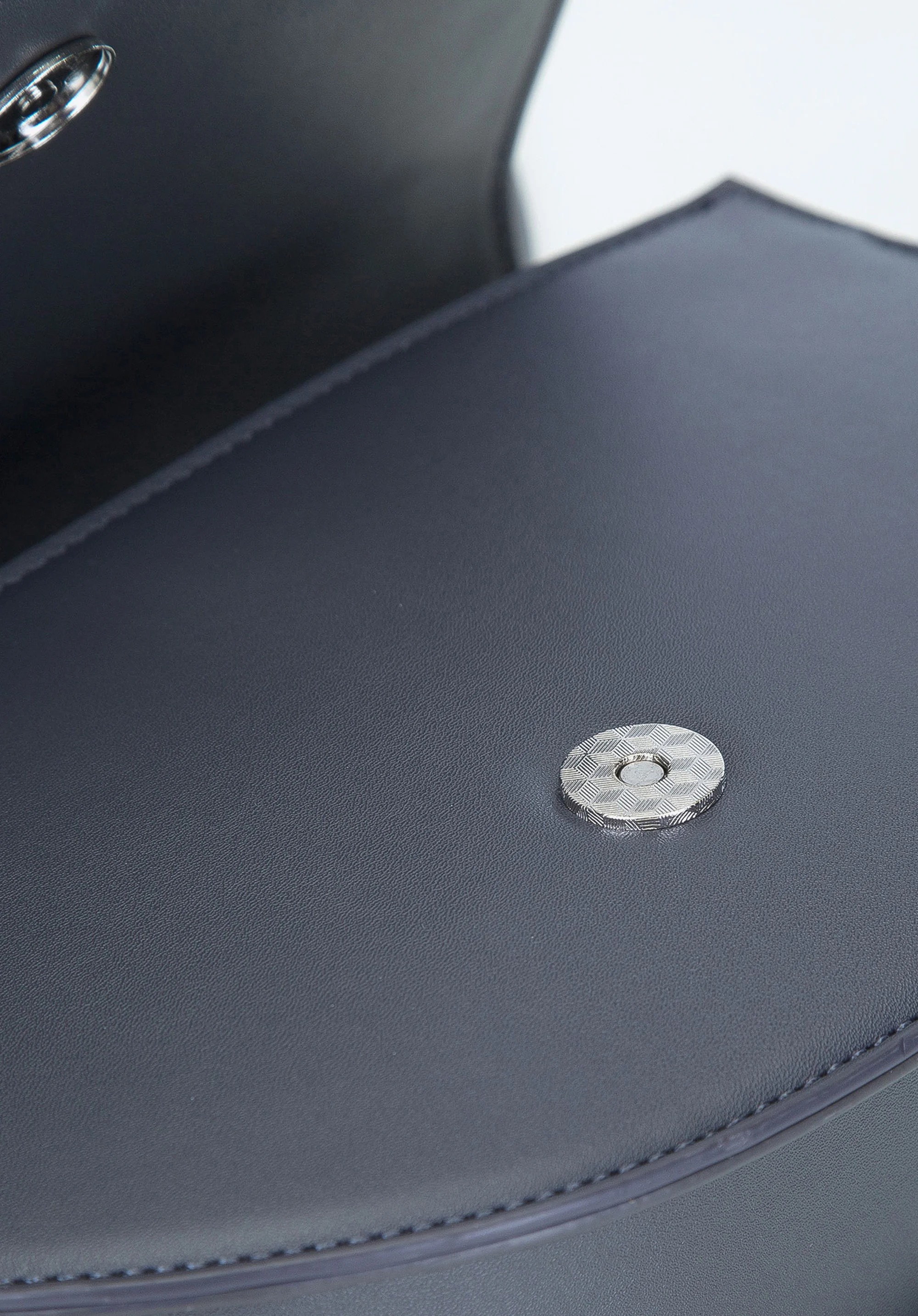 Damska listonoszka półokrągła z grubym łańcuchem