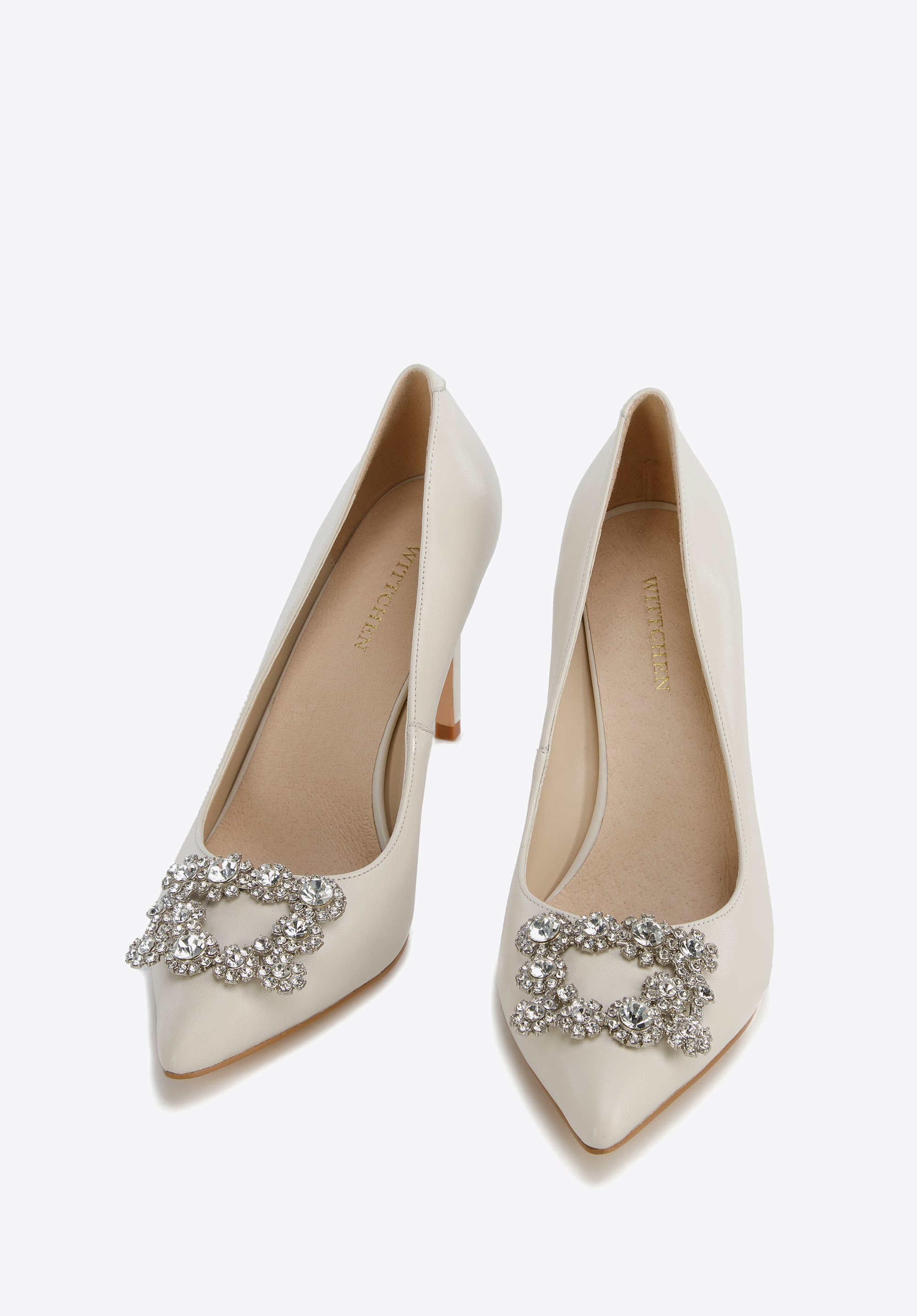 Szpilki skórzane z błyszczącą klamrą