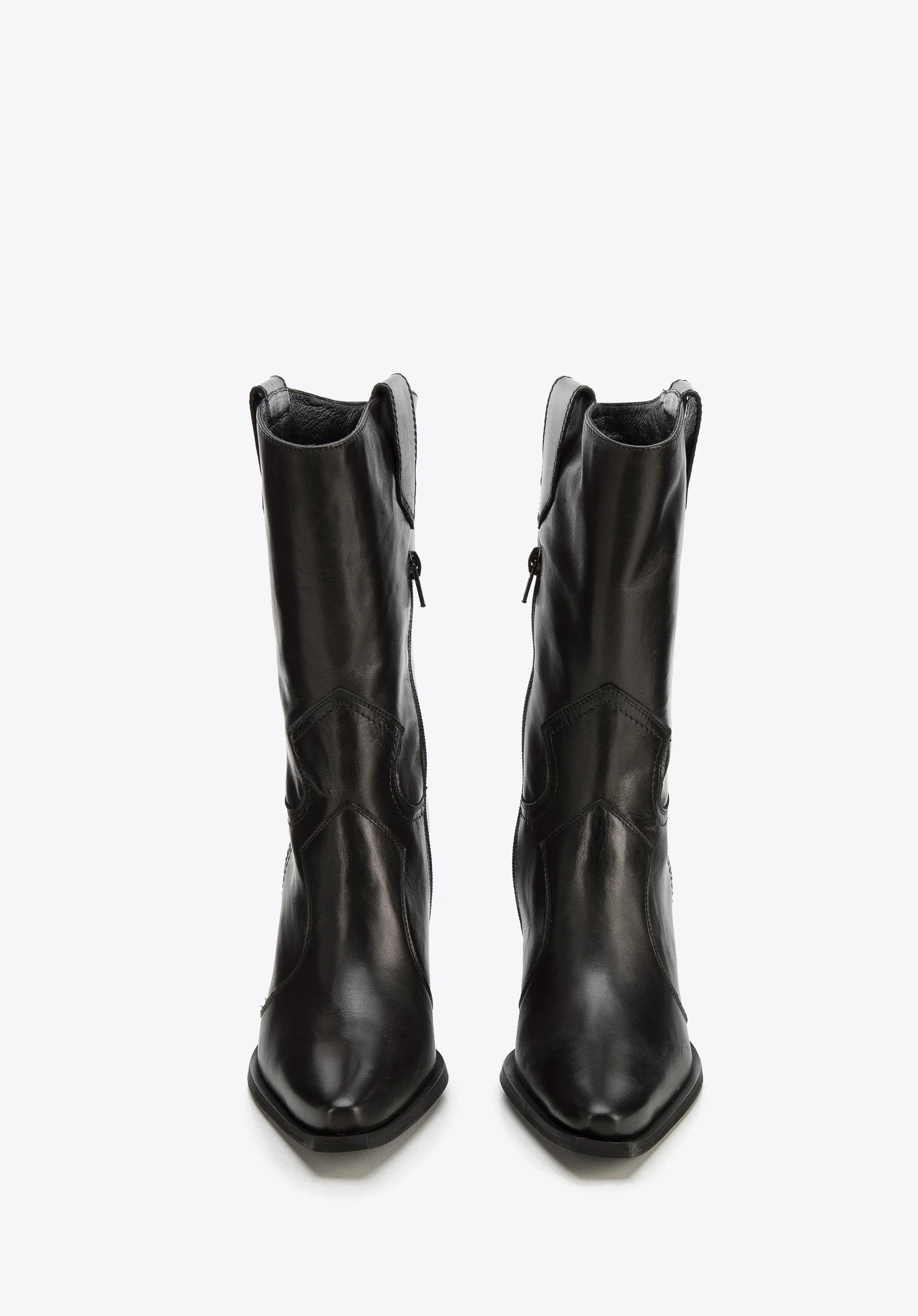 Kowbojki skórzane na obcasie z kanciastym noskiem