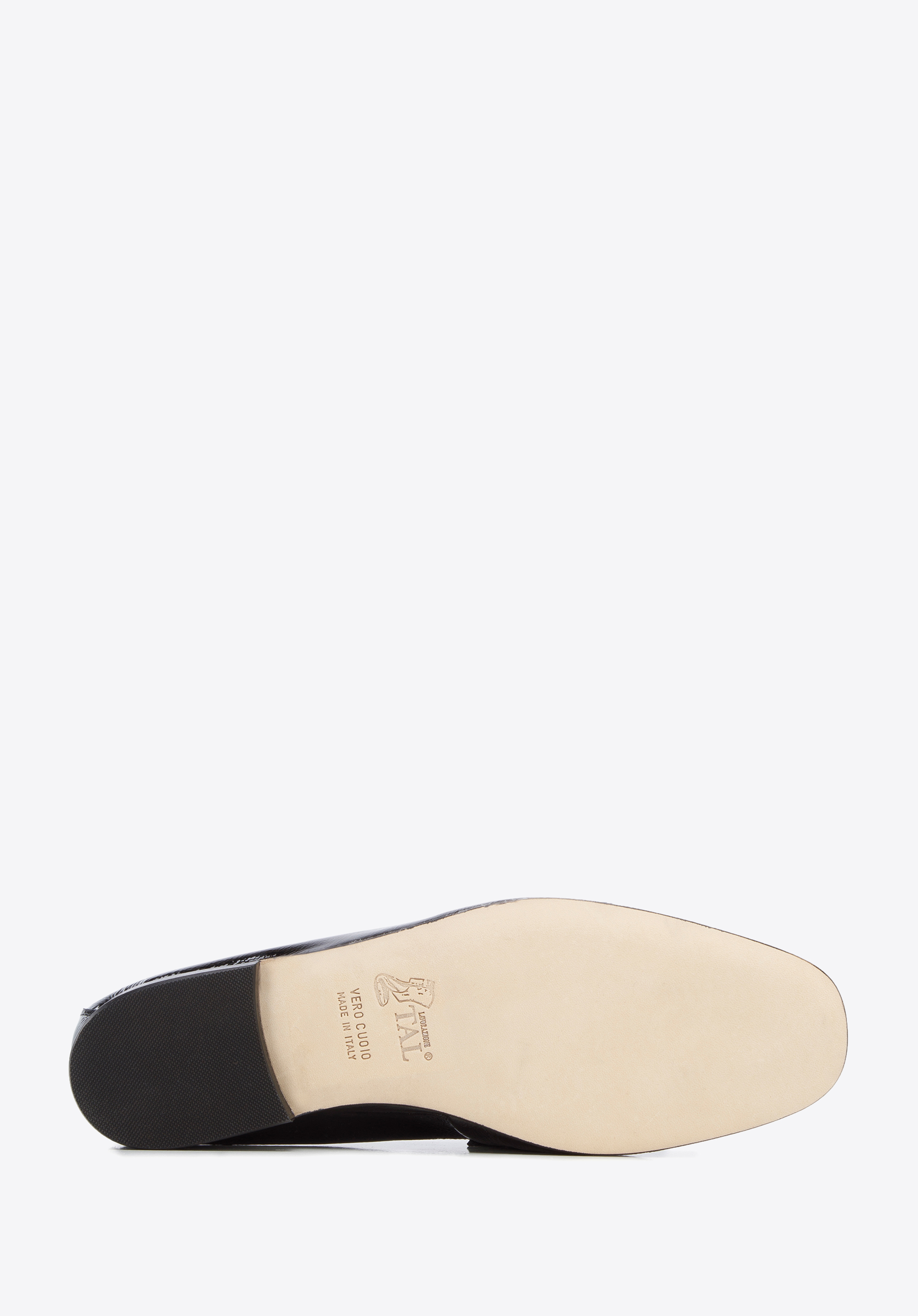 Damskie mokasyny z lakierowanej skóry z chwostem i klamerkami