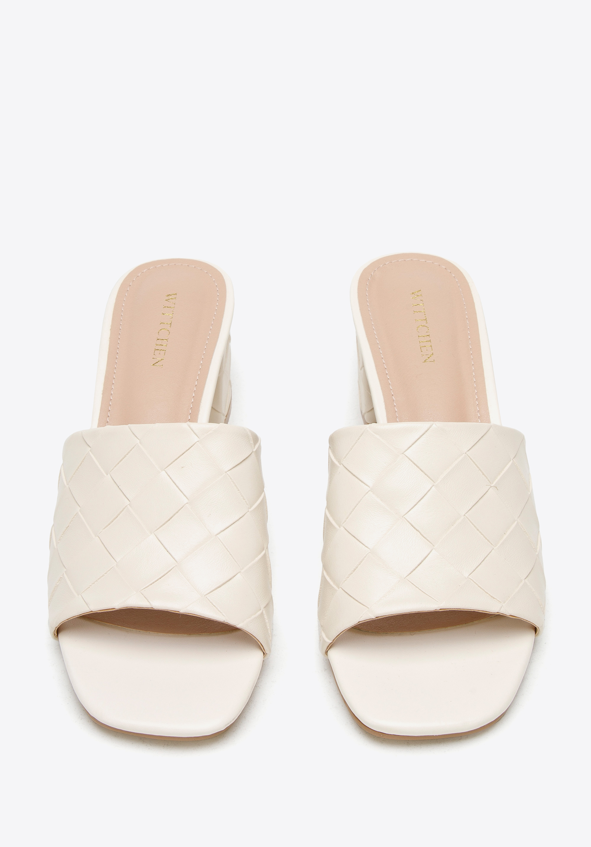 Damskie klapki z plecionej ekoskóry na słupku