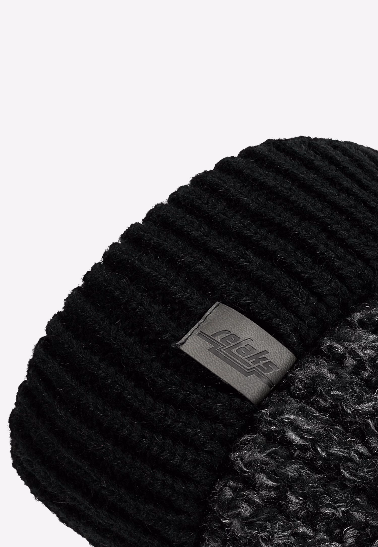 Czarno-szara czapka ze złotą nitką