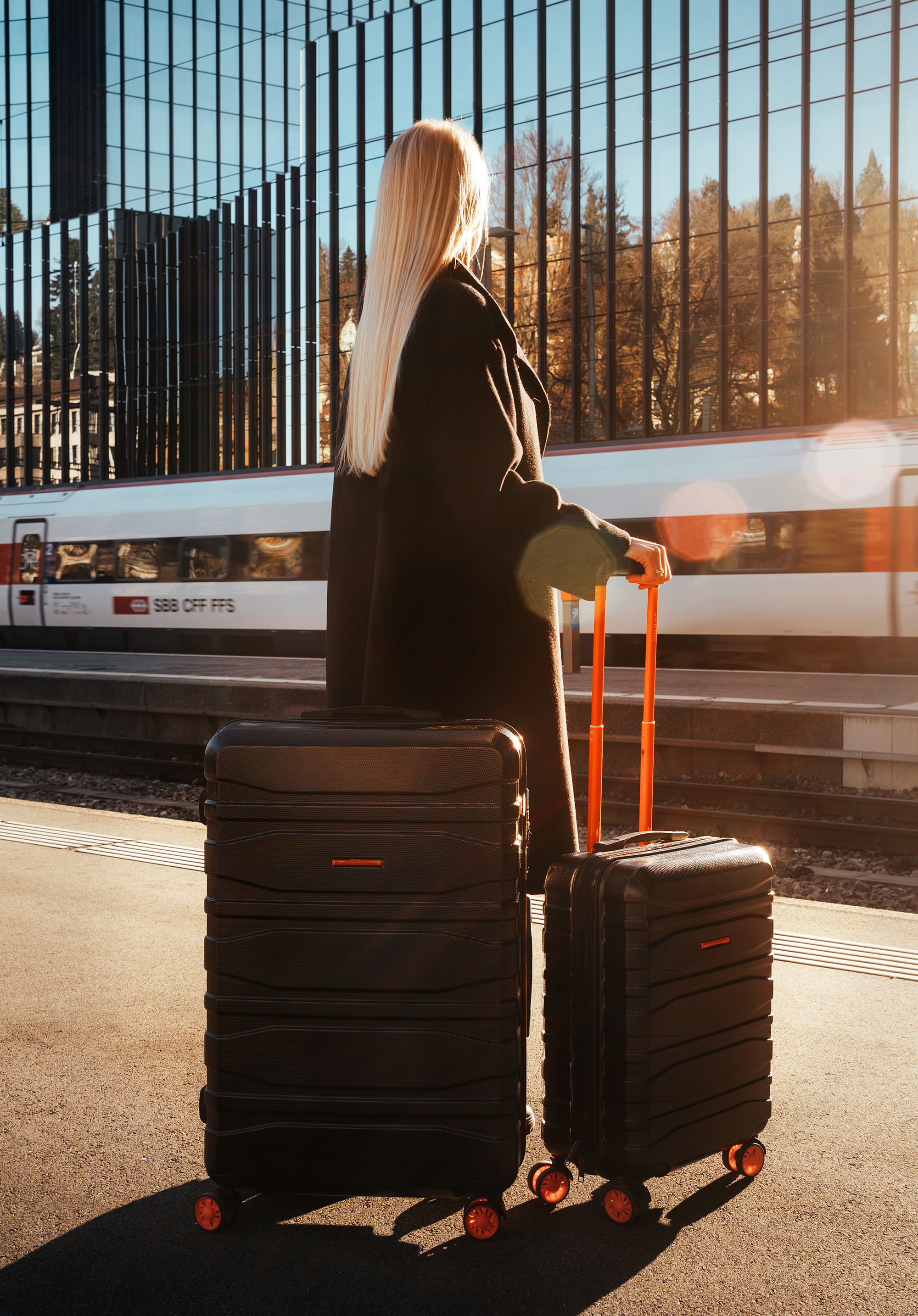 Kosmetyczka podróżna z polikarbonu nowoczesna