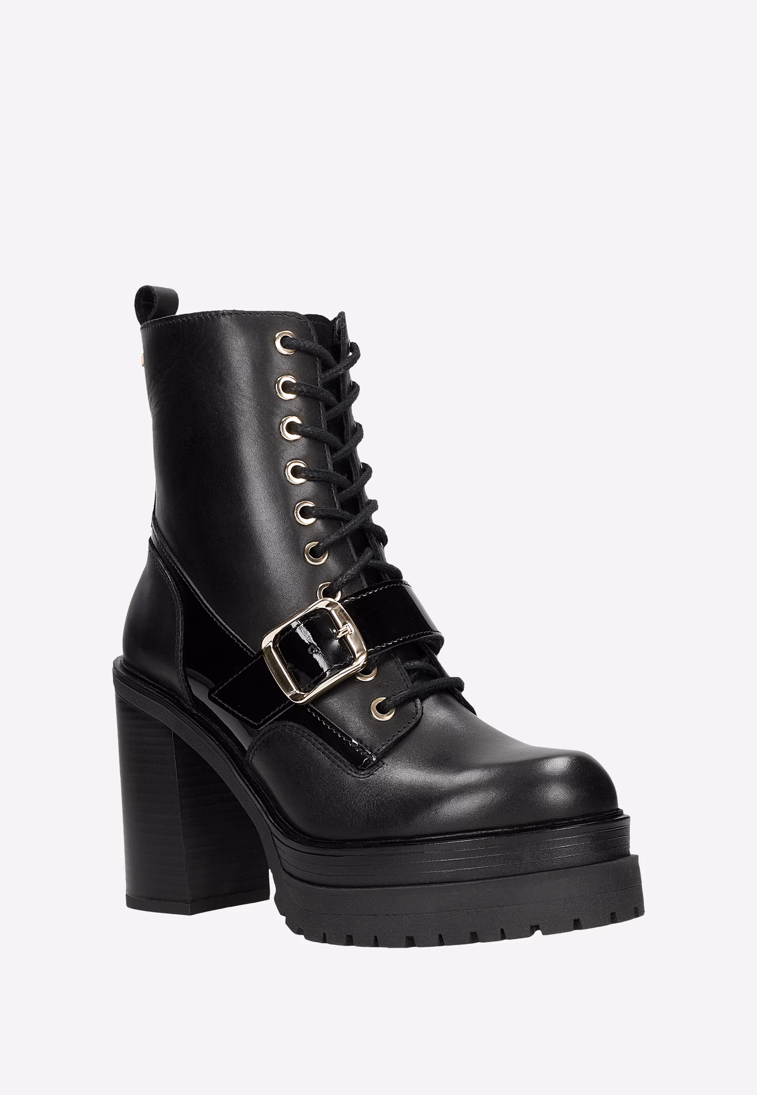 Czarne oryginalne bikery na wysokim słupku