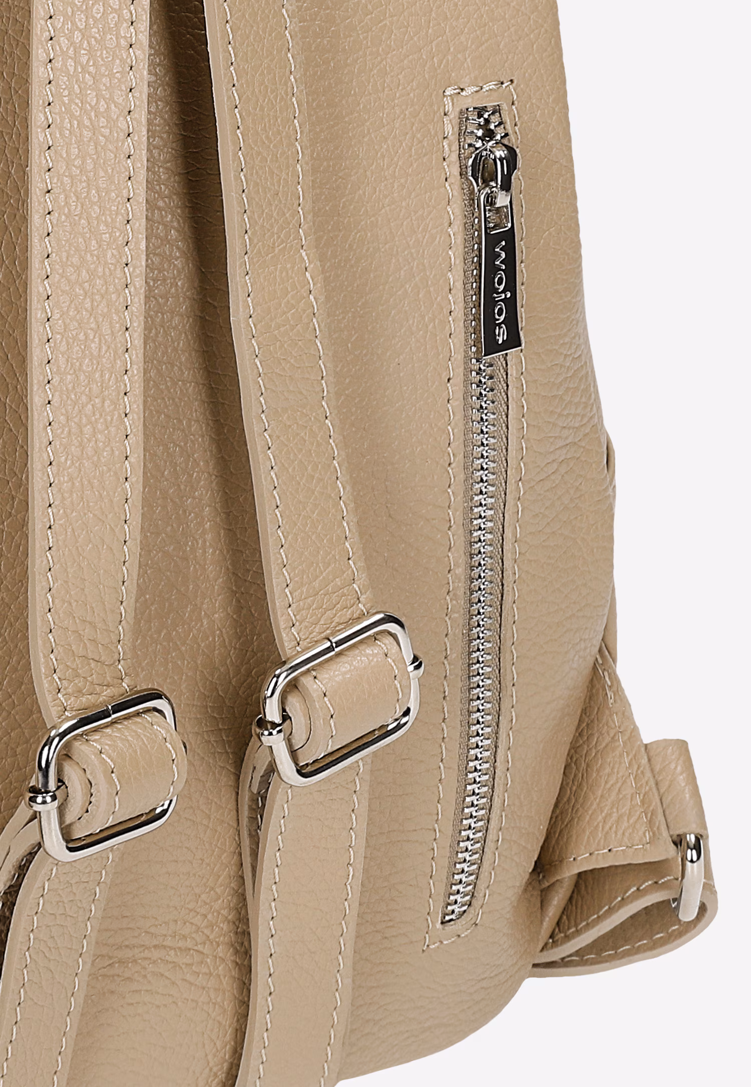 Beżowy skórzany plecak damski ze srebrną zawieszką