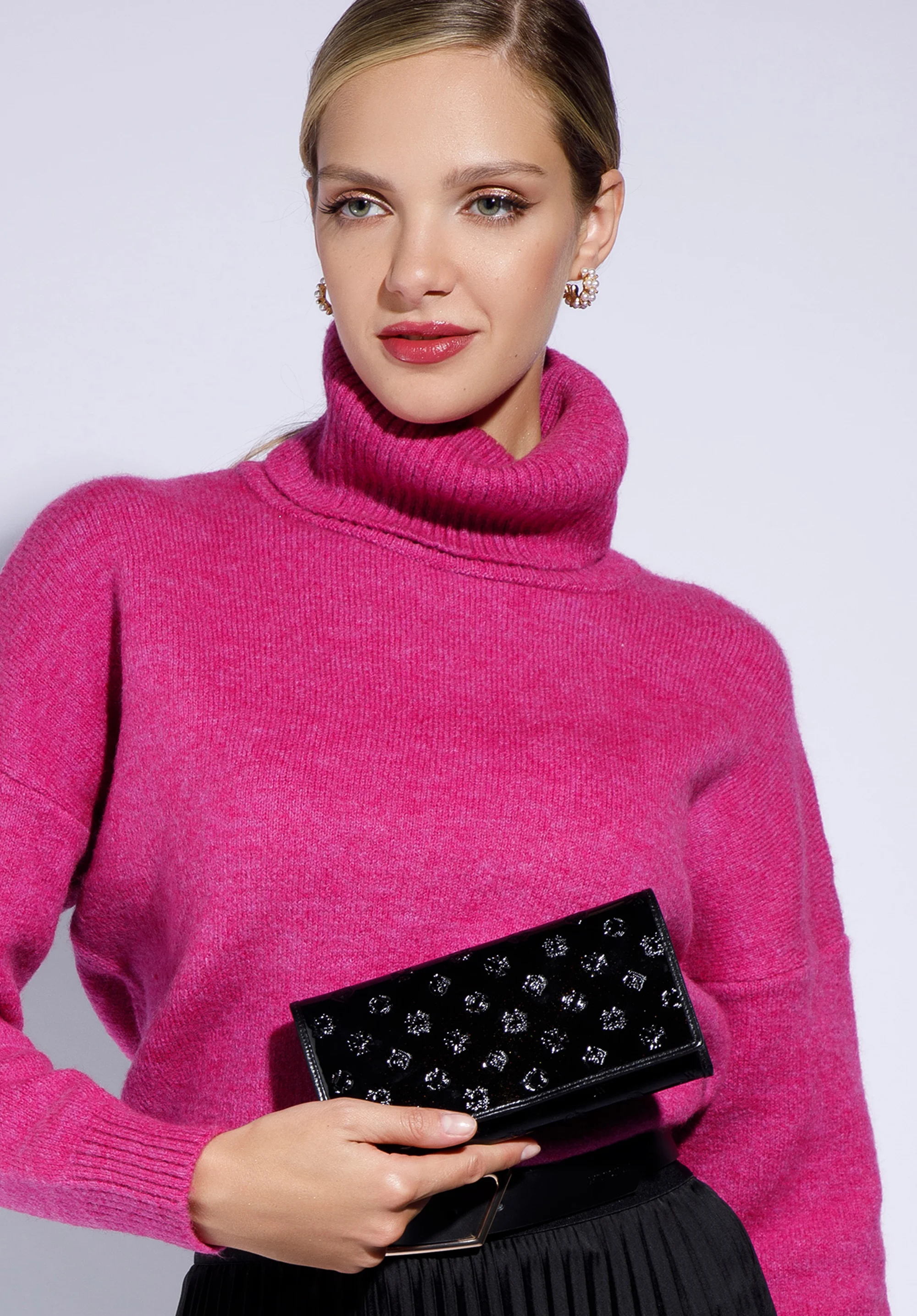 Damski portfel skórzany lakierowany z monogramem