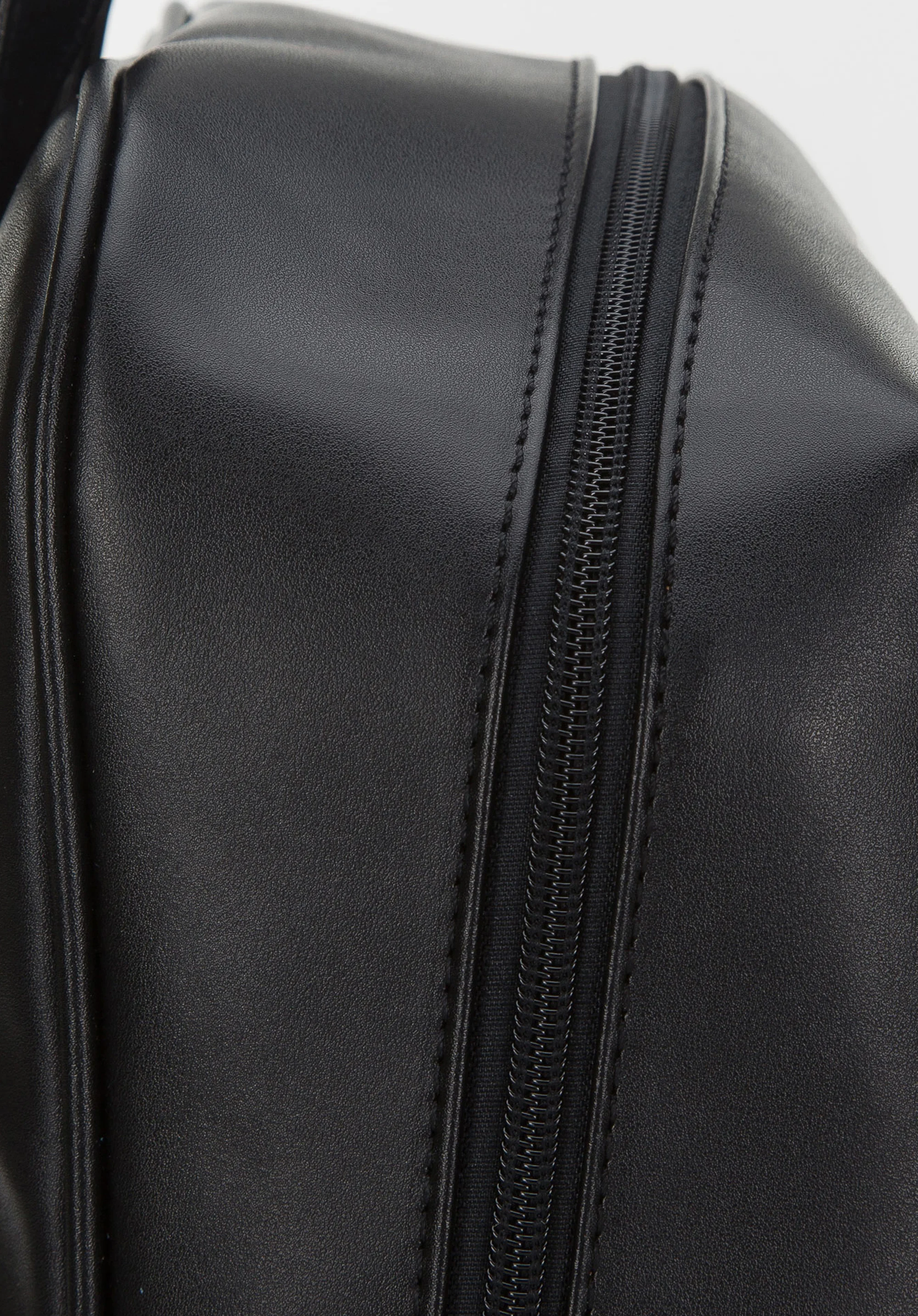 Damski plecak z poziomym paskiem